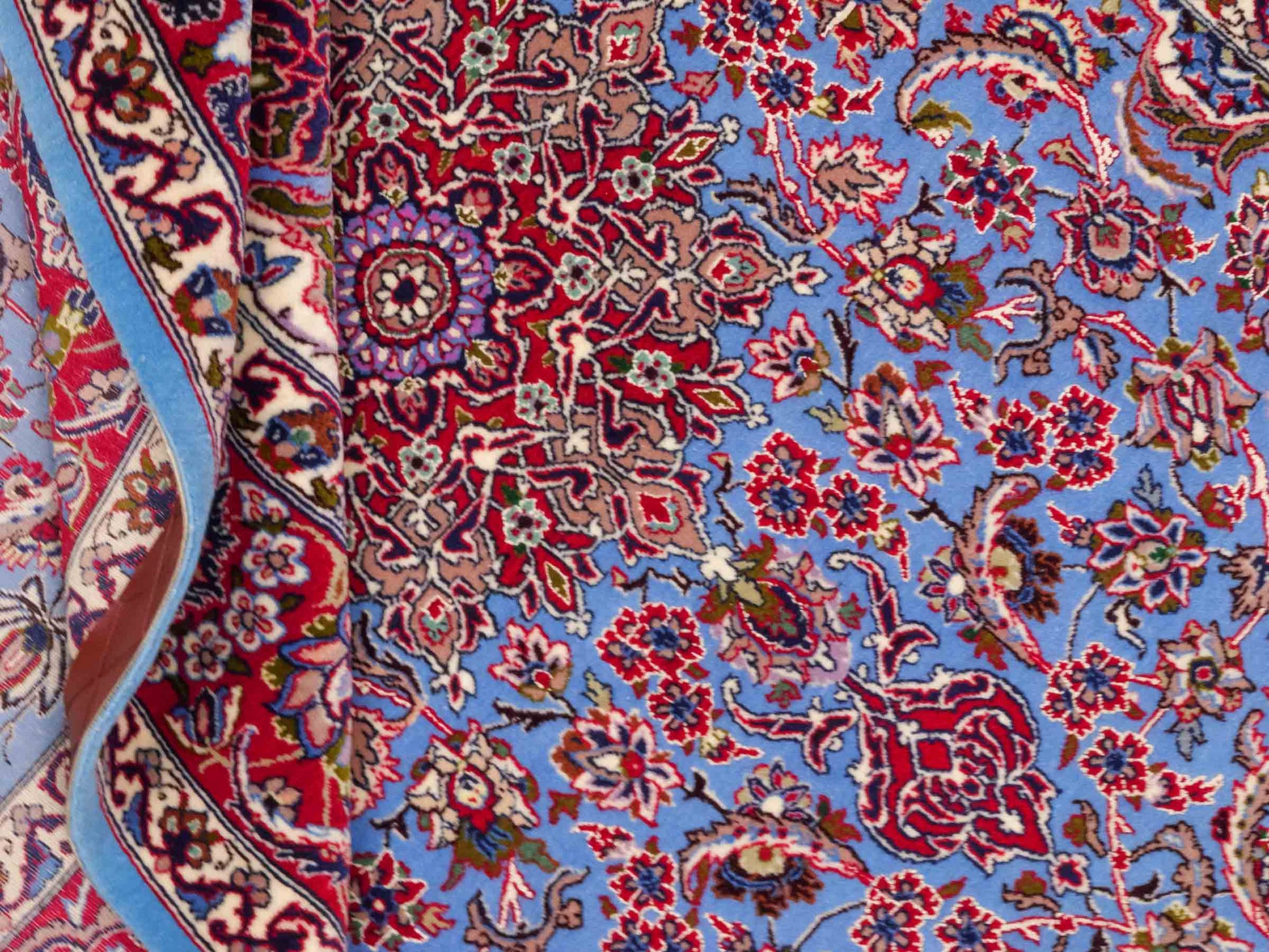 Handgeknüpfter Isfahan Perserteppich von Khademi aus Wolle mit Seide, blau, rot. Feiner, persischer Teppich mit Medaillon. Orientteppich, von Hand geknüpft in Iran. Größe: 171 x 113 cm. Teppichnummer: DB3-1051. Verkauf durch Jupiter Intl.
