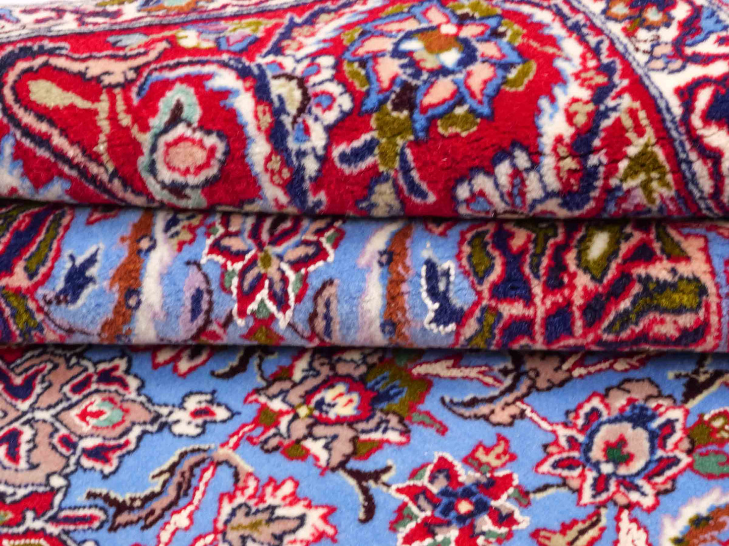 Handgeknüpfter Isfahan Perserteppich von Khademi aus Wolle mit Seide, blau, rot. Feiner, persischer Teppich mit Medaillon. Orientteppich, von Hand geknüpft in Iran. Größe: 171 x 113 cm. Teppichnummer: DB3-1051. Verkauf durch Jupiter Intl.