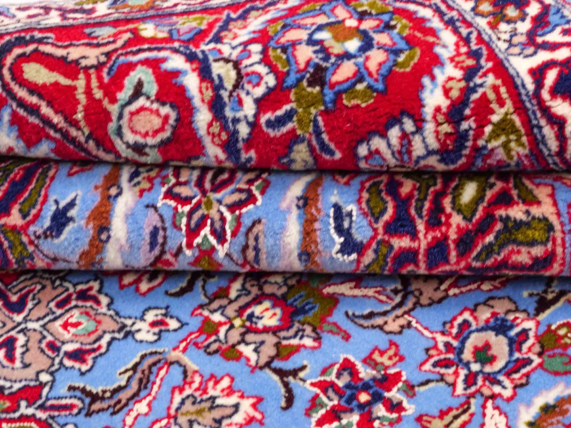 Handgeknüpfter Isfahan Perserteppich von Khademi aus Wolle mit Seide, blau, rot. Feiner, persischer Teppich mit Medaillon. Orientteppich, von Hand geknüpft in Iran. Größe: 171 x 113 cm. Teppichnummer: DB3-1051. Verkauf durch Jupiter Intl.