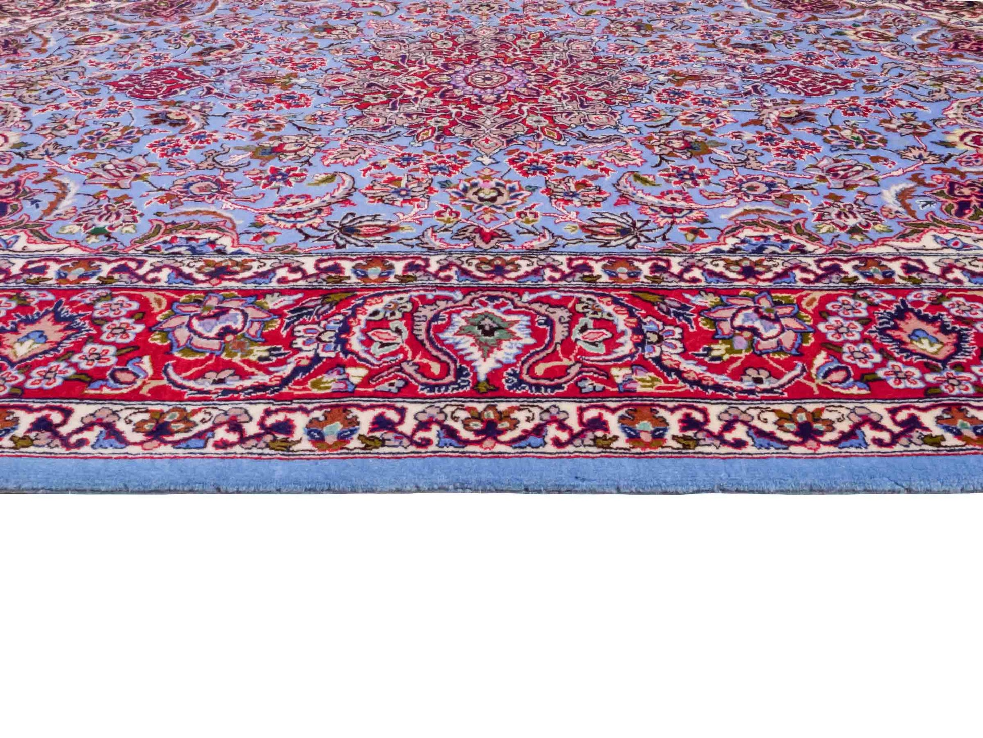 Handgeknüpfter Isfahan Perserteppich von Khademi aus Wolle mit Seide, blau, rot. Feiner, persischer Teppich mit Medaillon. Orientteppich, von Hand geknüpft in Iran. Größe: 171 x 113 cm. Teppichnummer: DB3-1051. Verkauf durch Jupiter Intl.