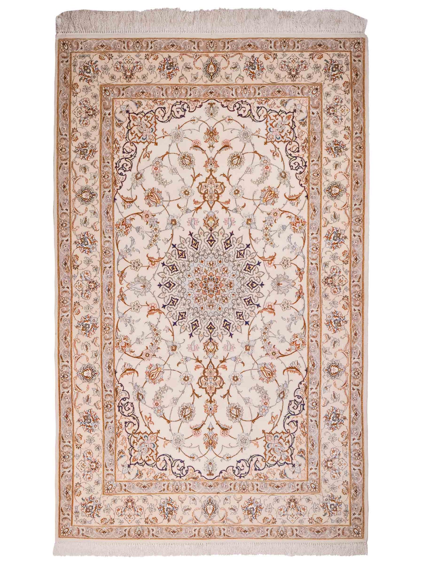 Handgeknüpfter Isfahan Perserteppich von Khademi aus Wolle mit Seide, beige-cremeweiß. Feiner, persischer Teppich mit Medaillon. Orientteppich, geknüpft in Iran. Größe: 208 x 130 cm. Teppichnummer: SB3-1077 | Jupiter In