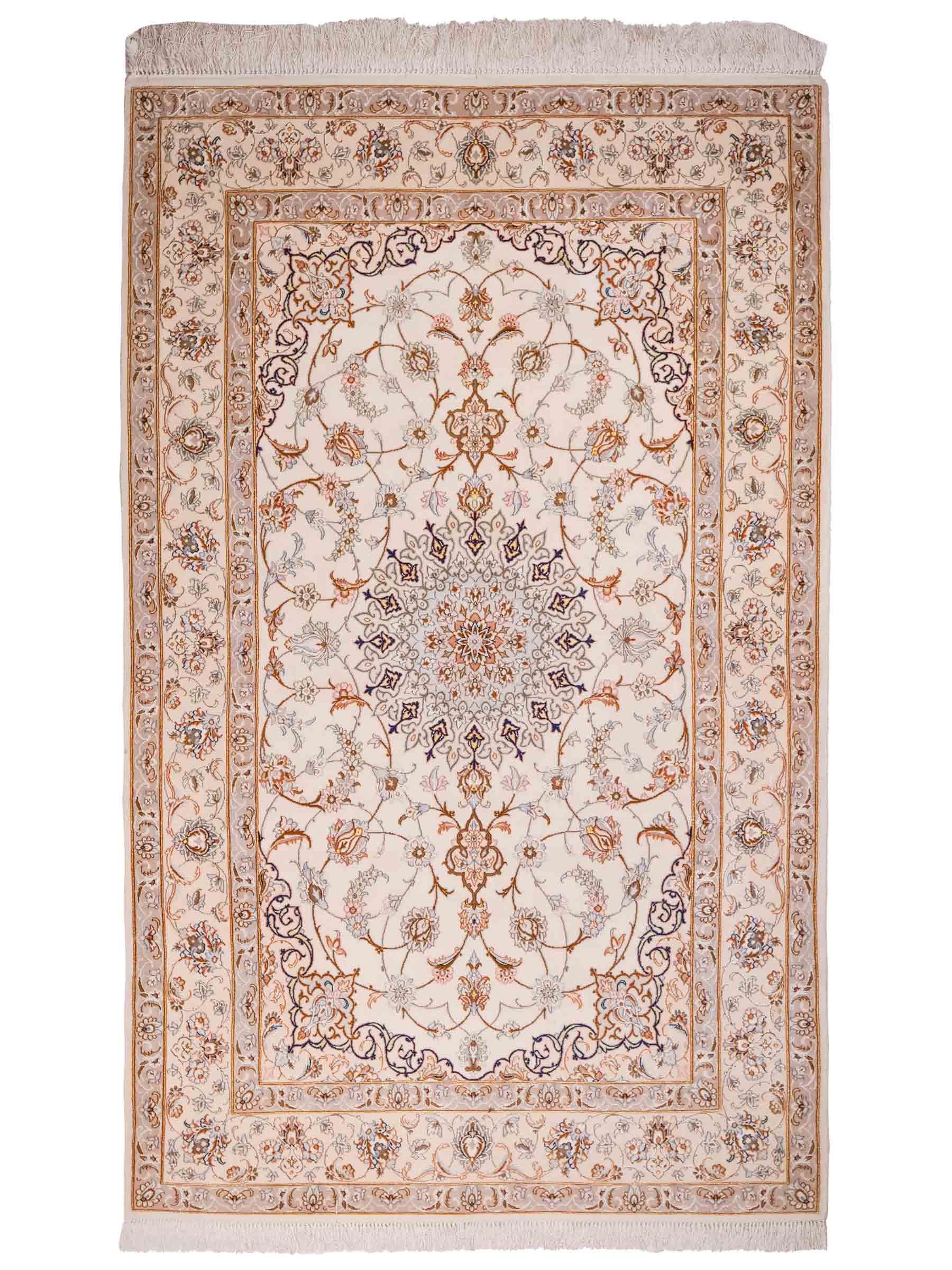 Handgeknüpfter Isfahan Perserteppich von Khademi aus Wolle mit Seide, beige-cremeweiß. Feiner, persischer Teppich mit Medaillon. Orientteppich, geknüpft in Iran. Größe: 208 x 130 cm. Teppichnummer: SB3-1077 | Jupiter In