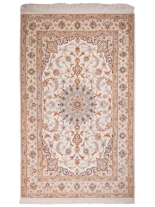 Handgeknüpfter Isfahan Perserteppich von Khademi aus Wolle mit Seide, beige-cremeweiß. Feiner, persischer Teppich mit Medaillon. Orientteppich, geknüpft in Iran. Größe: 208 x 130 cm. Teppichnummer: SB3-1077 | Jupiter In
