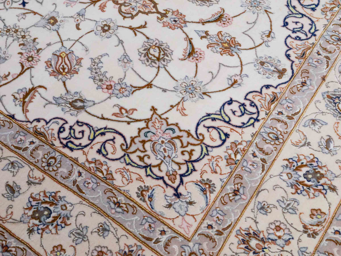 Handgeknüpfter Isfahan Perserteppich von Khademi aus Wolle mit Seide, beige-cremeweiß. Feiner, persischer Teppich mit Medaillon. Orientteppich, geknüpft in Iran. Größe: 208 x 130 cm. Teppichnummer: SB3-1077 | Jupiter In
