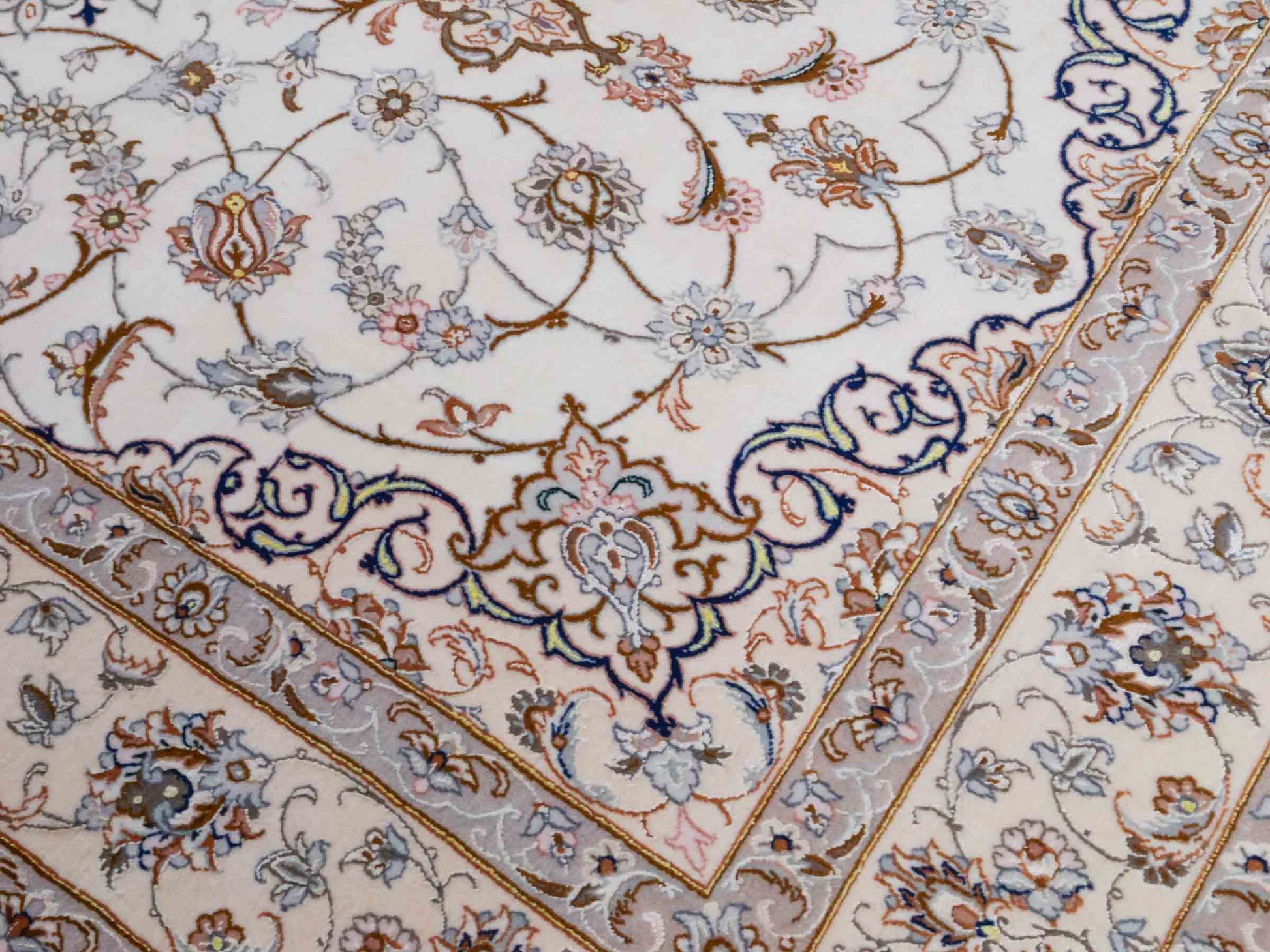 Handgeknüpfter Isfahan Perserteppich von Khademi aus Wolle mit Seide, beige-cremeweiß. Feiner, persischer Teppich mit Medaillon. Orientteppich, geknüpft in Iran. Größe: 208 x 130 cm. Teppichnummer: SB3-1077 | Jupiter In