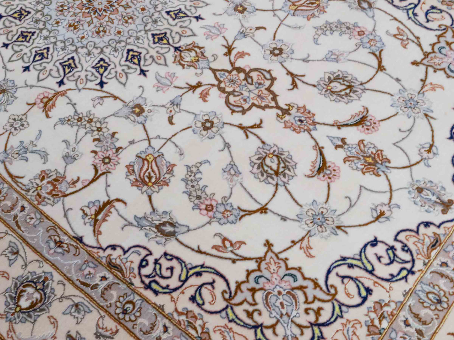 Handgeknüpfter Isfahan Perserteppich von Khademi aus Wolle mit Seide, beige-cremeweiß. Feiner, persischer Teppich mit Medaillon. Orientteppich, geknüpft in Iran. Größe: 208 x 130 cm. Teppichnummer: SB3-1077 | Jupiter In