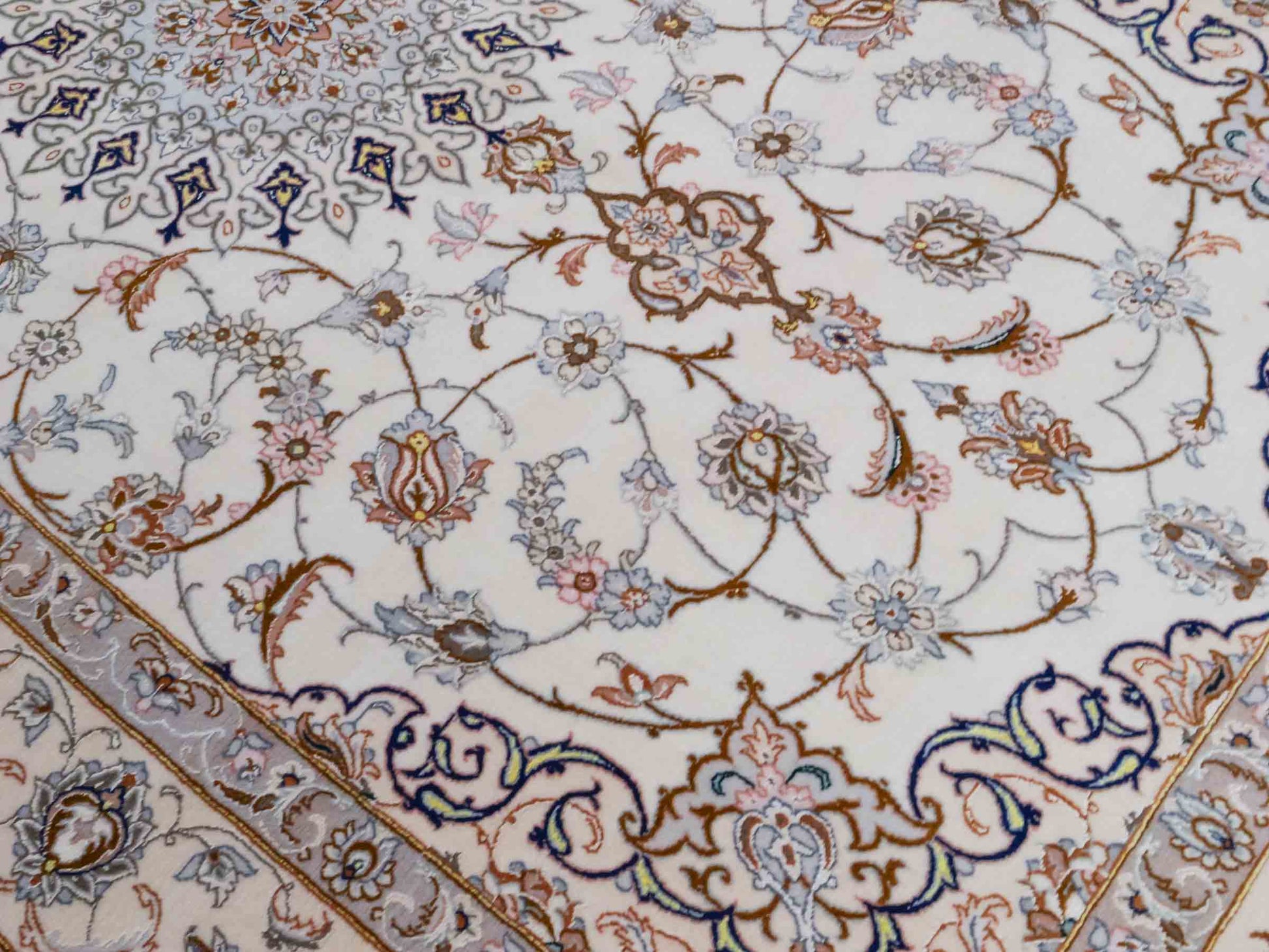 Handgeknüpfter Isfahan Perserteppich von Khademi aus Wolle mit Seide, beige-cremeweiß. Feiner, persischer Teppich mit Medaillon. Orientteppich, geknüpft in Iran. Größe: 208 x 130 cm. Teppichnummer: SB3-1077 | Jupiter In