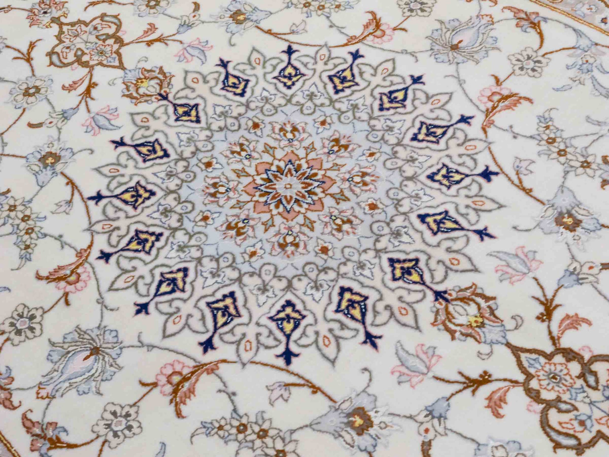 Handgeknüpfter Isfahan Perserteppich von Khademi aus Wolle mit Seide, beige-cremeweiß. Feiner, persischer Teppich mit Medaillon. Orientteppich, geknüpft in Iran. Größe: 208 x 130 cm. Teppichnummer: SB3-1077 | Jupiter In