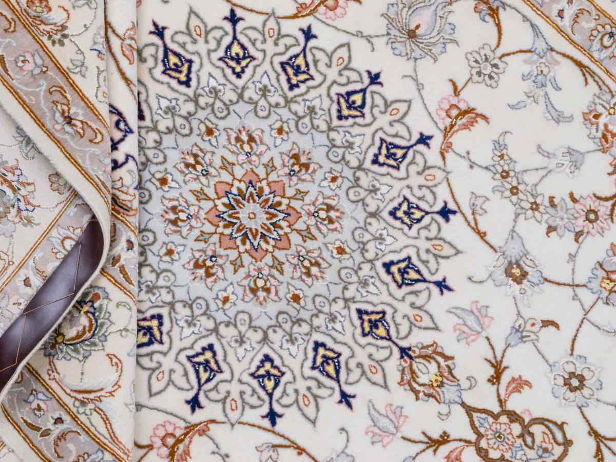 Handgeknüpfter Isfahan Perserteppich von Khademi aus Wolle mit Seide, beige-cremeweiß. Feiner, persischer Teppich mit Medaillon. Orientteppich, geknüpft in Iran. Größe: 208 x 130 cm. Teppichnummer: SB3-1077 | Jupiter In