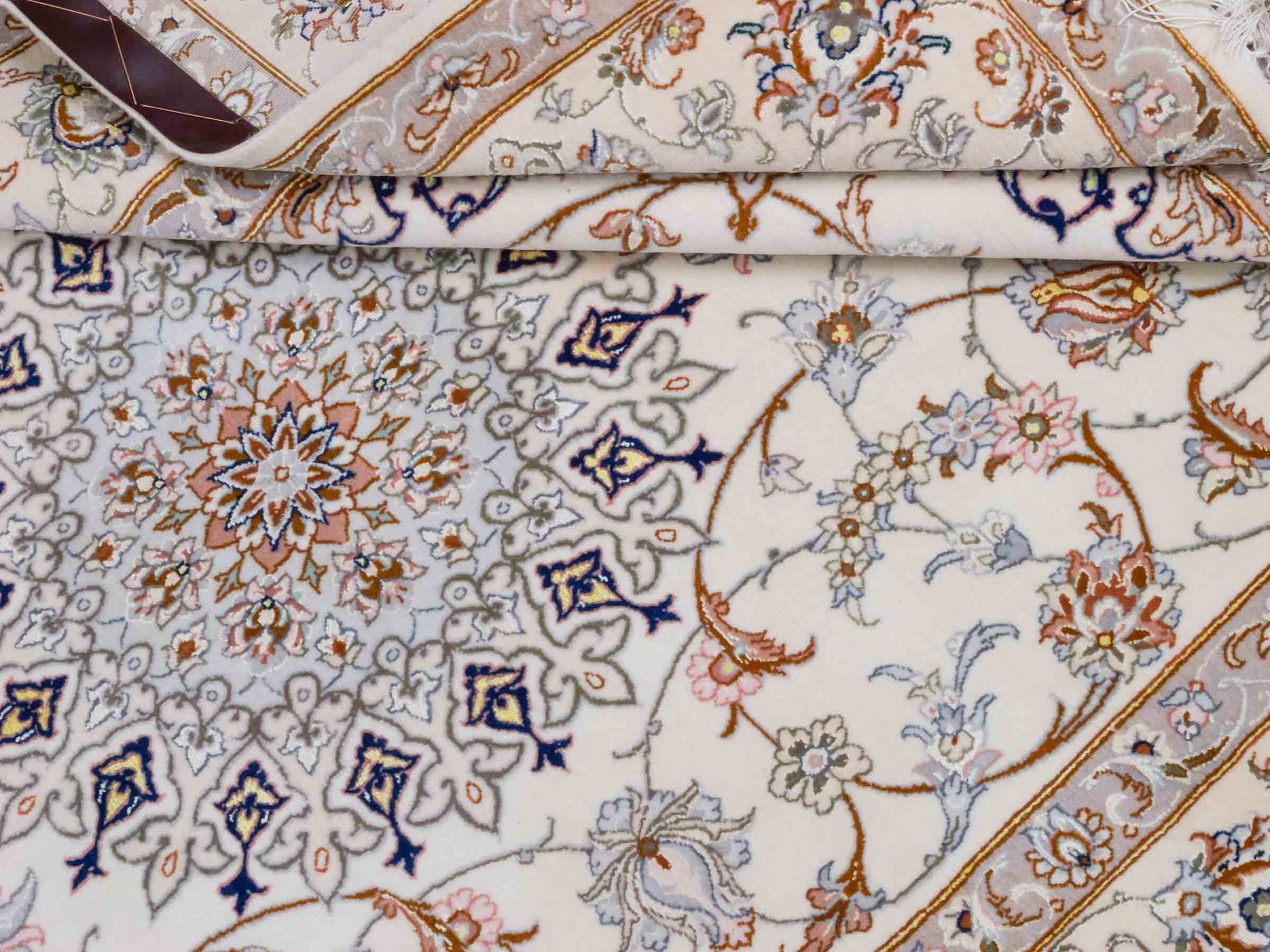 Handgeknüpfter Isfahan Perserteppich von Khademi aus Wolle mit Seide, beige-cremeweiß. Feiner, persischer Teppich mit Medaillon. Orientteppich, geknüpft in Iran. Größe: 208 x 130 cm. Teppichnummer: SB3-1077 | Jupiter In