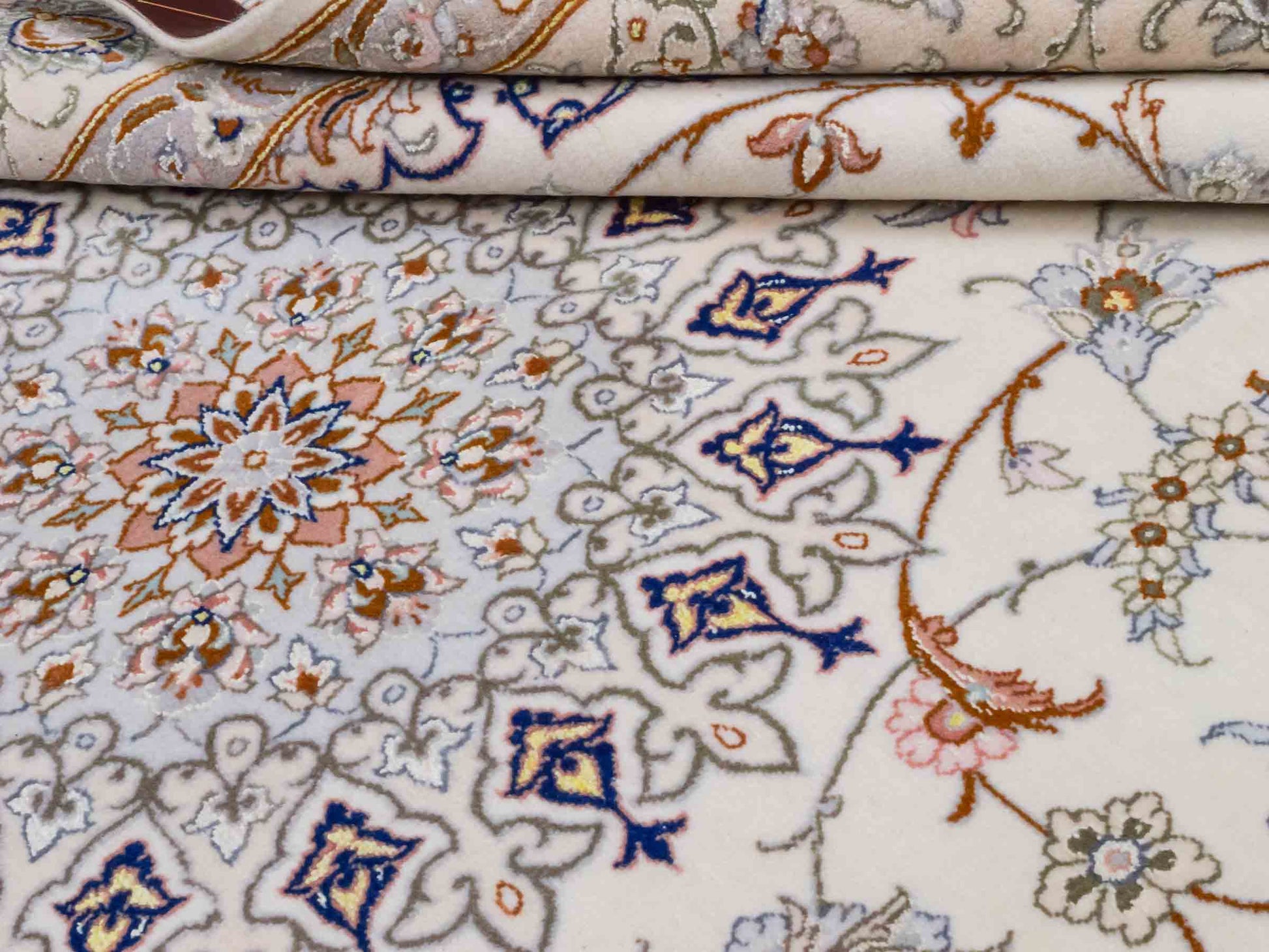Handgeknüpfter Isfahan Perserteppich von Khademi aus Wolle mit Seide, beige-cremeweiß. Feiner, persischer Teppich mit Medaillon. Orientteppich, geknüpft in Iran. Größe: 208 x 130 cm. Teppichnummer: SB3-1077 | Jupiter In