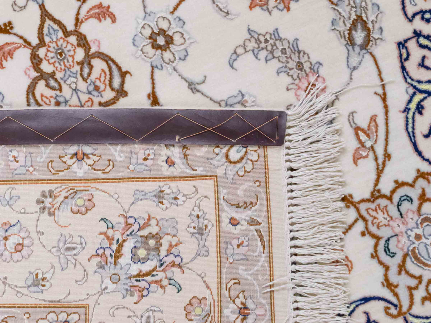 Handgeknüpfter Isfahan Perserteppich von Khademi aus Wolle mit Seide, beige-cremeweiß. Feiner, persischer Teppich mit Medaillon. Orientteppich, geknüpft in Iran. Größe: 208 x 130 cm. Teppichnummer: SB3-1077 | Jupiter In