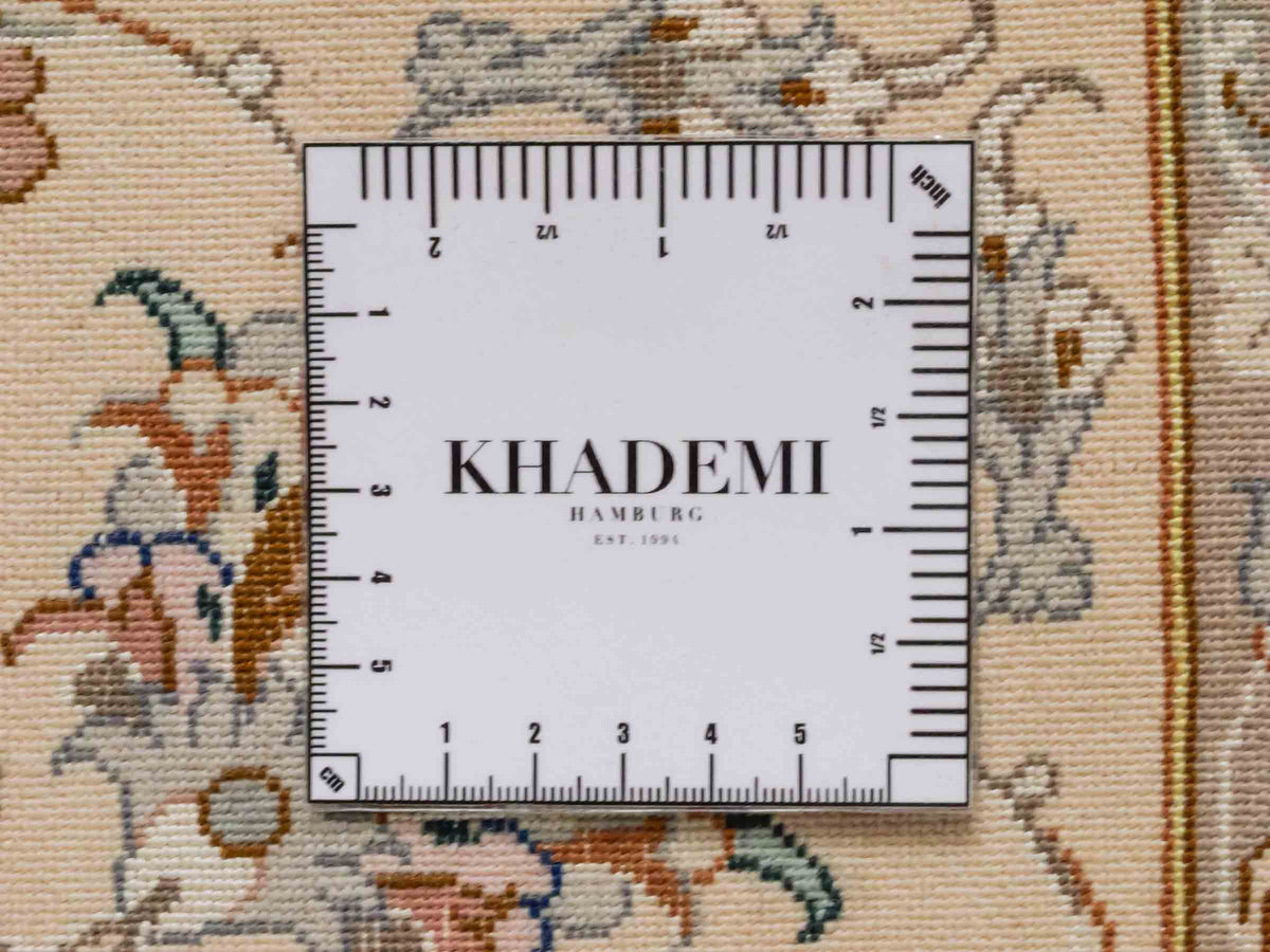 Handgeknüpfter Isfahan Perserteppich von Khademi aus Wolle mit Seide, beige-cremeweiß. Feiner, persischer Teppich mit Medaillon. Orientteppich, geknüpft in Iran. Größe: 208 x 130 cm. Teppichnummer: SB3-1077 | Jupiter In