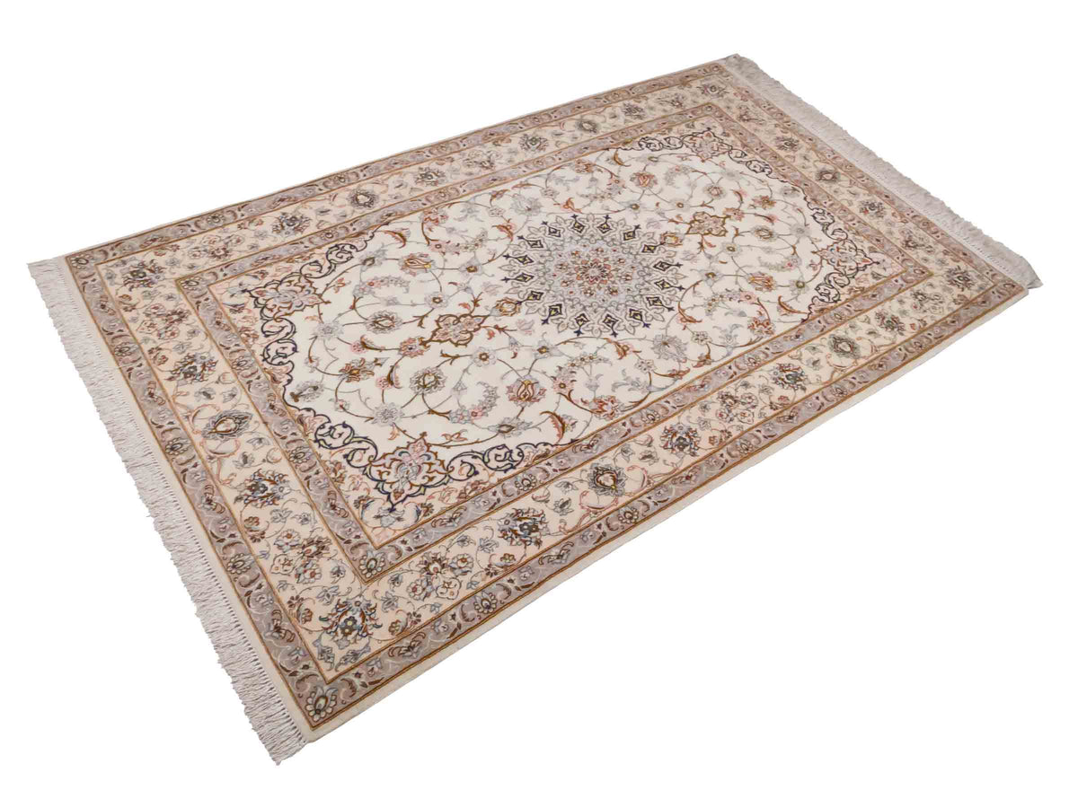 Handgeknüpfter Isfahan Perserteppich von Khademi aus Wolle mit Seide, beige-cremeweiß. Feiner, persischer Teppich mit Medaillon. Orientteppich, geknüpft in Iran. Größe: 208 x 130 cm. Teppichnummer: SB3-1077 | Jupiter In