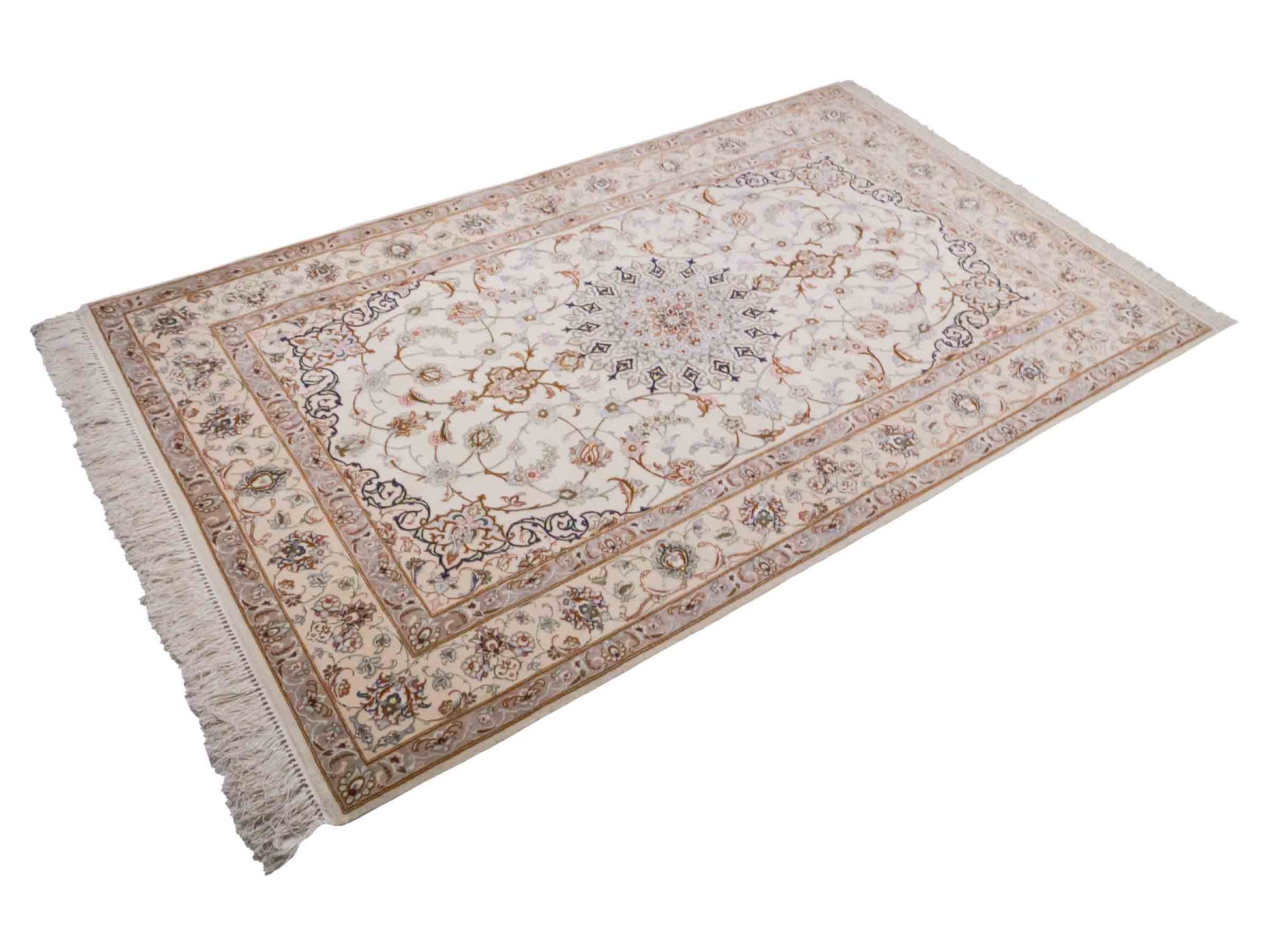 Handgeknüpfter Isfahan Perserteppich von Khademi aus Wolle mit Seide, beige-cremeweiß. Feiner, persischer Teppich mit Medaillon. Orientteppich, geknüpft in Iran. Größe: 208 x 130 cm. Teppichnummer: SB3-1077 | Jupiter In