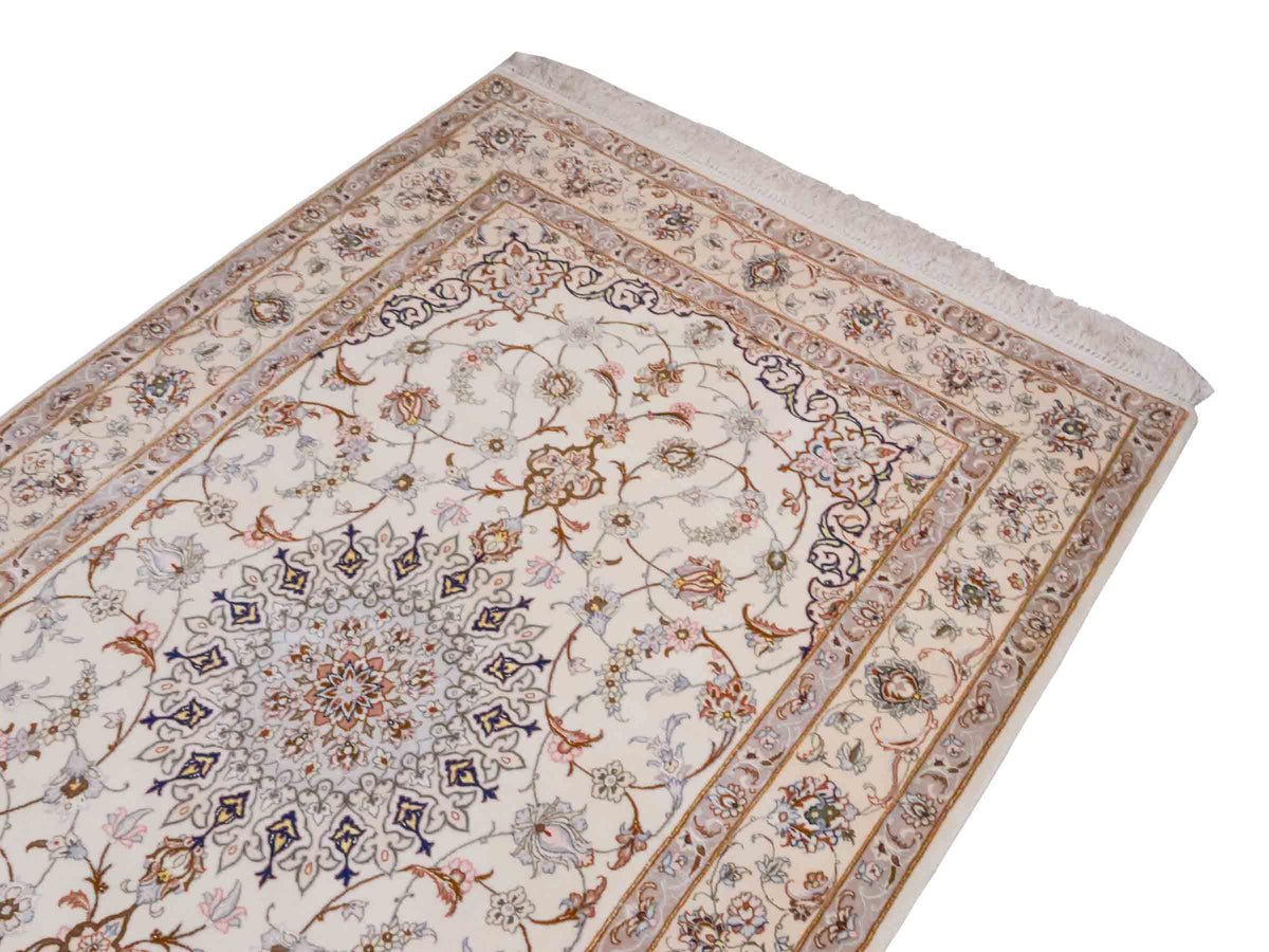 Handgeknüpfter Isfahan Perserteppich von Khademi aus Wolle mit Seide, beige-cremeweiß. Feiner, persischer Teppich mit Medaillon. Orientteppich, geknüpft in Iran. Größe: 208 x 130 cm. Teppichnummer: SB3-1077 | Jupiter In