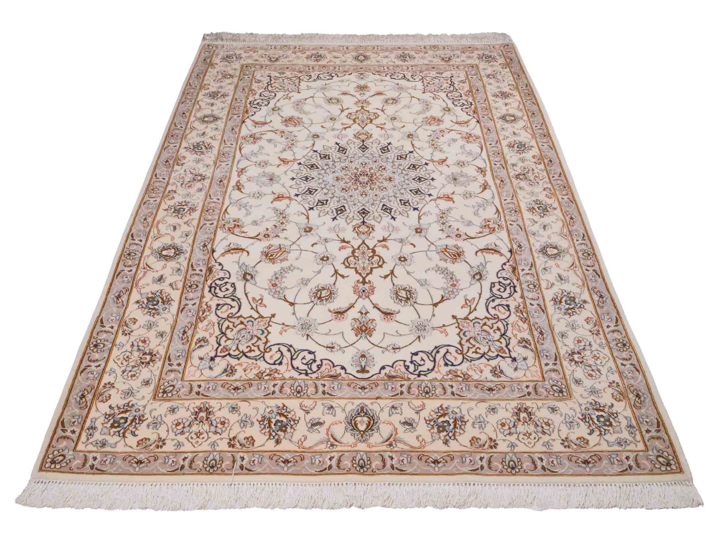 Handgeknüpfter Isfahan Perserteppich von Khademi aus Wolle mit Seide, beige-cremeweiß. Feiner, persischer Teppich mit Medaillon. Orientteppich, geknüpft in Iran. Größe: 208 x 130 cm. Teppichnummer: SB3-1077 | Jupiter In