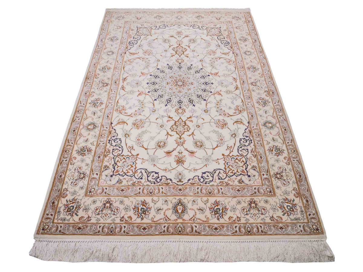Handgeknüpfter Isfahan Perserteppich von Khademi aus Wolle mit Seide, beige-cremeweiß. Feiner, persischer Teppich mit Medaillon. Orientteppich, geknüpft in Iran. Größe: 208 x 130 cm. Teppichnummer: SB3-1077 | Jupiter In
