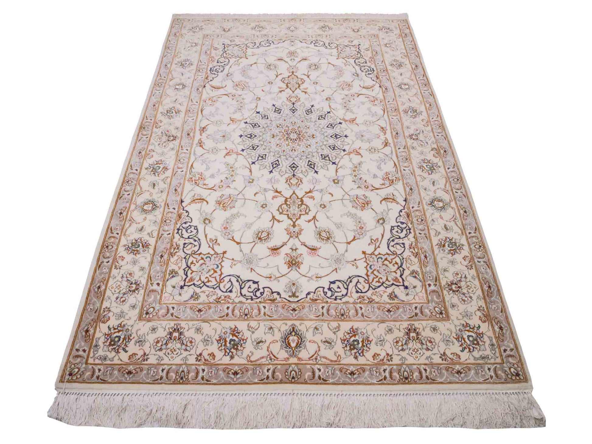 Handgeknüpfter Isfahan Perserteppich von Khademi aus Wolle mit Seide, beige-cremeweiß. Feiner, persischer Teppich mit Medaillon. Orientteppich, geknüpft in Iran. Größe: 208 x 130 cm. Teppichnummer: SB3-1077 | Jupiter In