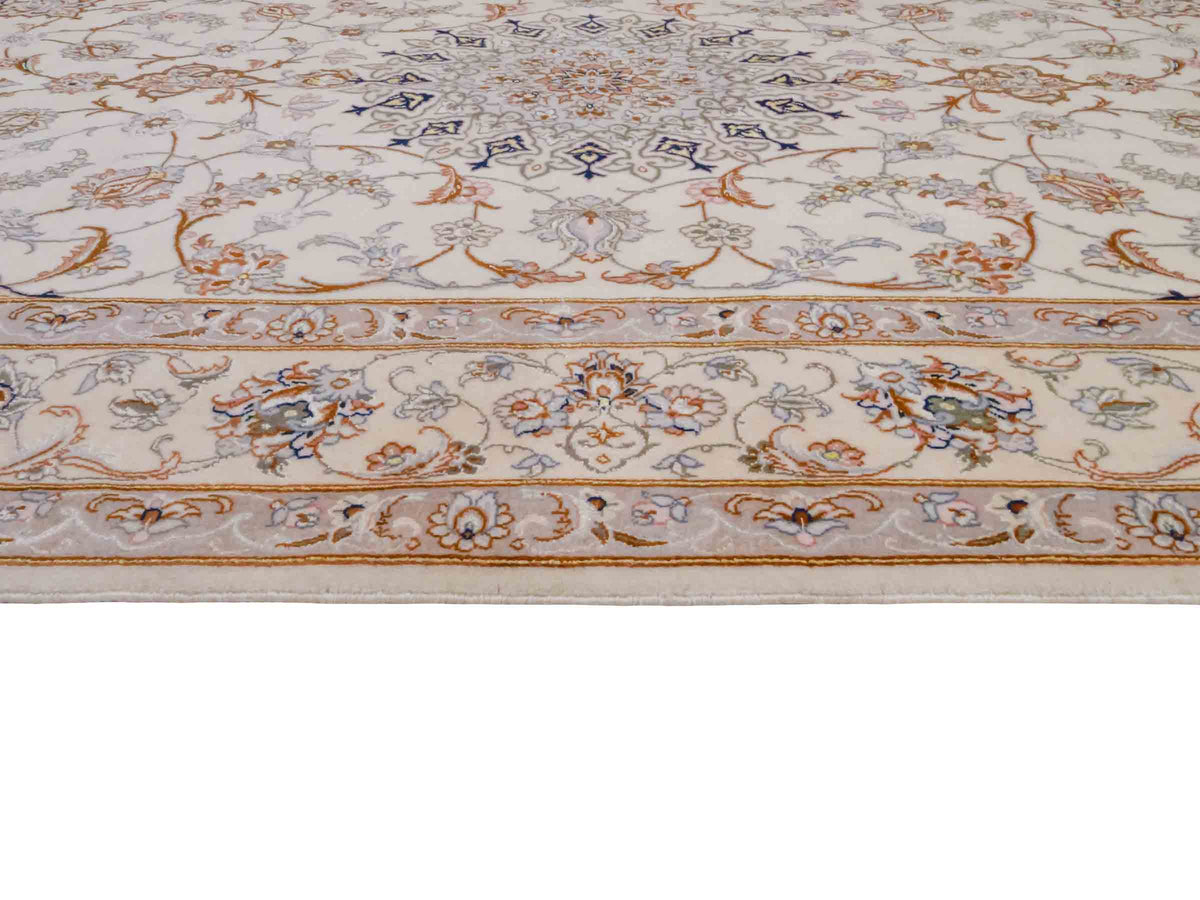 Handgeknüpfter Isfahan Perserteppich von Khademi aus Wolle mit Seide, beige-cremeweiß. Feiner, persischer Teppich mit Medaillon. Orientteppich, geknüpft in Iran. Größe: 208 x 130 cm. Teppichnummer: SB3-1077 | Jupiter In