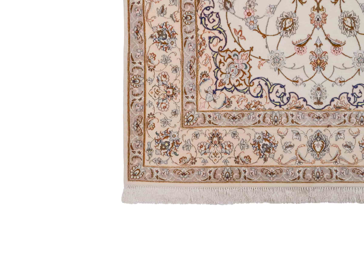 Handgeknüpfter Isfahan Perserteppich von Khademi aus Wolle mit Seide, beige-cremeweiß. Feiner, persischer Teppich mit Medaillon. Orientteppich, geknüpft in Iran. Größe: 208 x 130 cm. Teppichnummer: SB3-1077 | Jupiter In