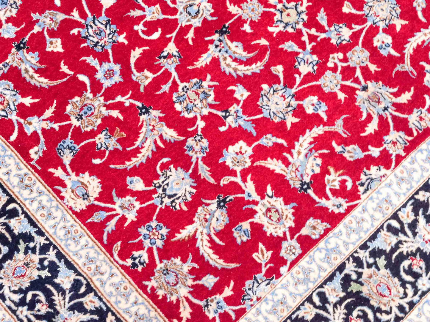 Handgeknüpfter Isfahan Perserteppich von Khademi aus Wolle mit Seide, rot-navy-blau. Feiner, persischer Teppich mit Allover-Motiv. Orientteppich, geknüpft in Iran. Größe: 235 x 145 cm. Teppichnummer: SB3-1092 | Jupiter Intl