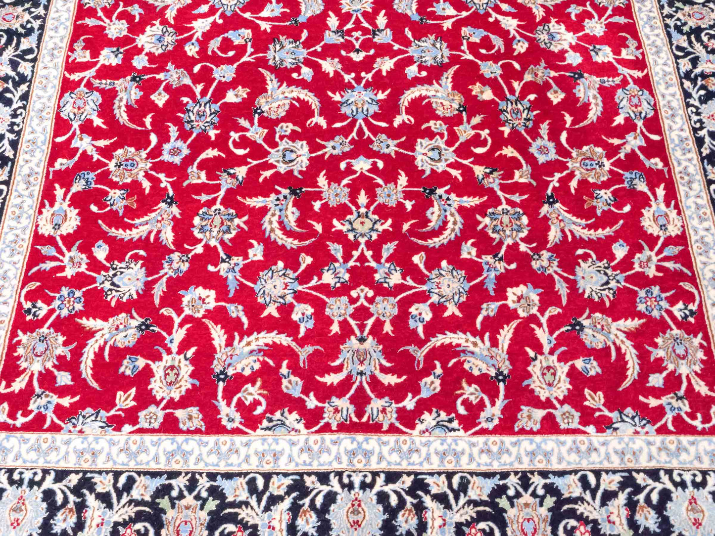 Handgeknüpfter Isfahan Perserteppich von Khademi aus Wolle mit Seide, rot-navy-blau. Feiner, persischer Teppich mit Allover-Motiv. Orientteppich, geknüpft in Iran. Größe: 235 x 145 cm. Teppichnummer: SB3-1092 | Jupiter Intl