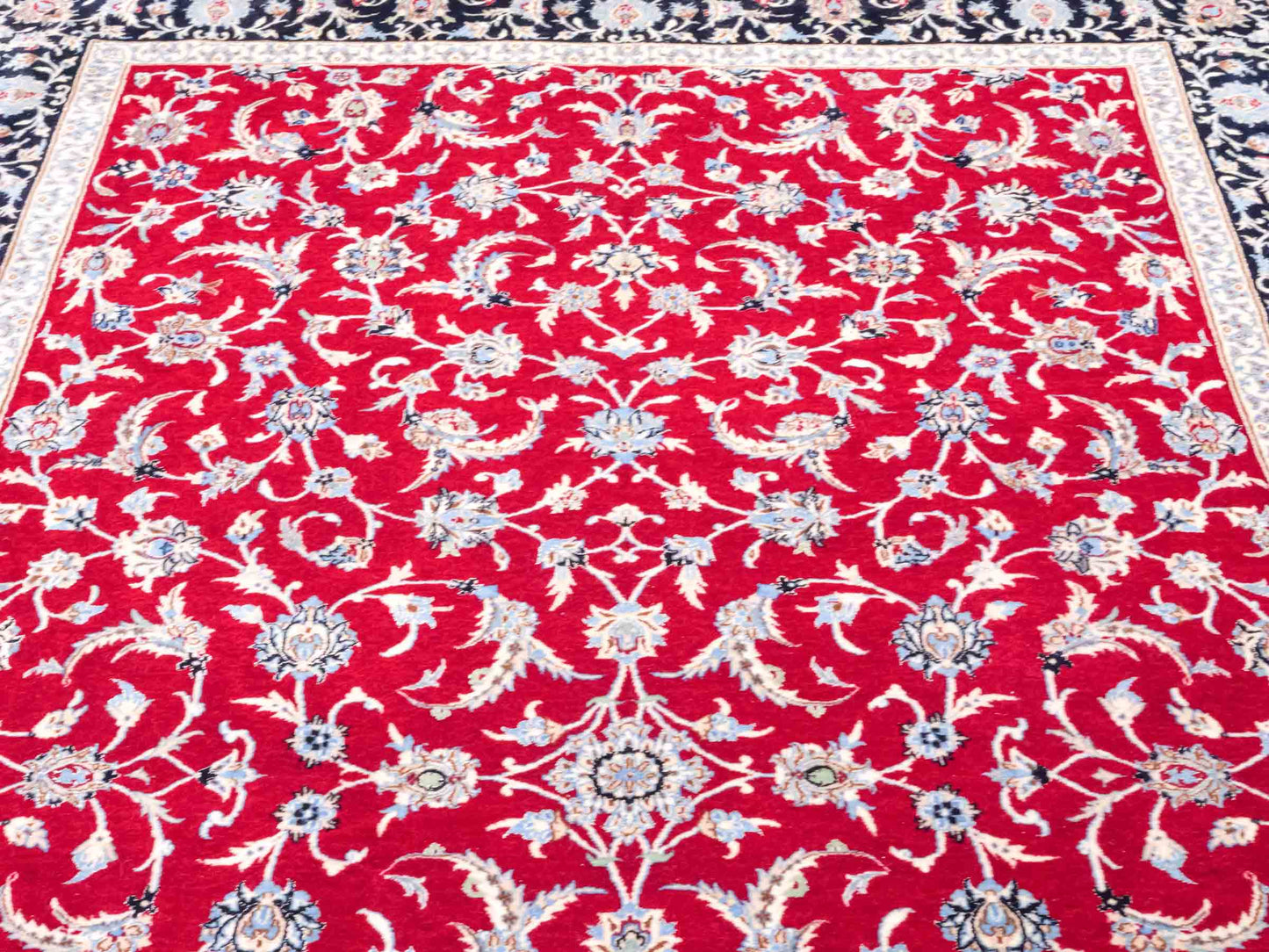 Handgeknüpfter Isfahan Perserteppich von Khademi aus Wolle mit Seide, rot-navy-blau. Feiner, persischer Teppich mit Allover-Motiv. Orientteppich, geknüpft in Iran. Größe: 235 x 145 cm. Teppichnummer: SB3-1092 | Jupiter Intl