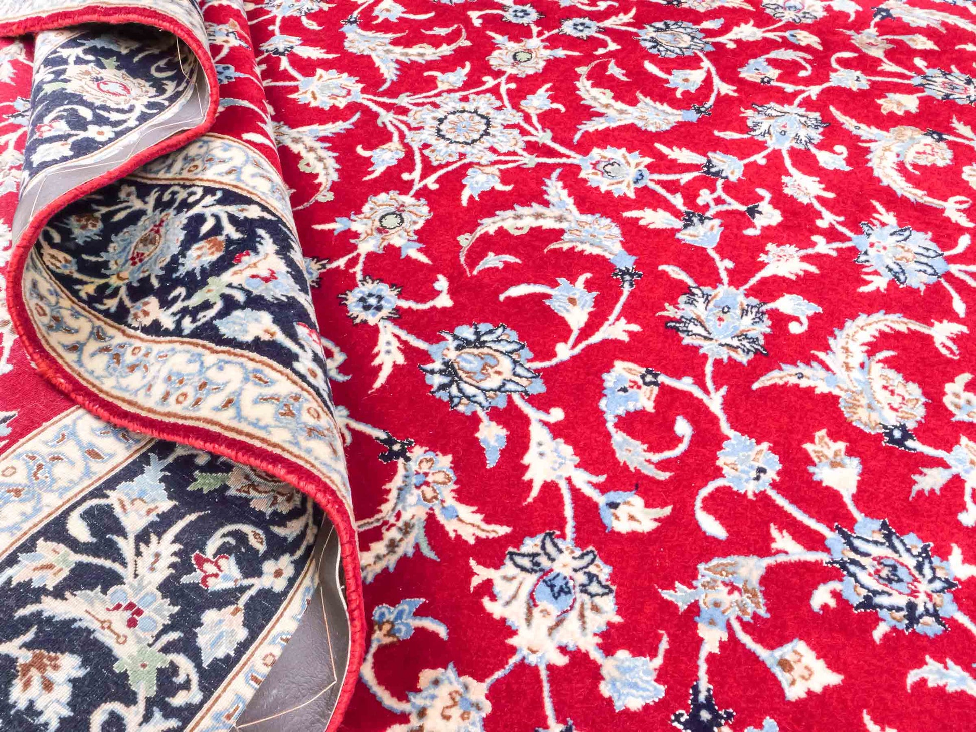Handgeknüpfter Isfahan Perserteppich von Khademi aus Wolle mit Seide, rot-navy-blau. Feiner, persischer Teppich mit Allover-Motiv. Orientteppich, geknüpft in Iran. Größe: 235 x 145 cm. Teppichnummer: SB3-1092 | Jupiter Intl
