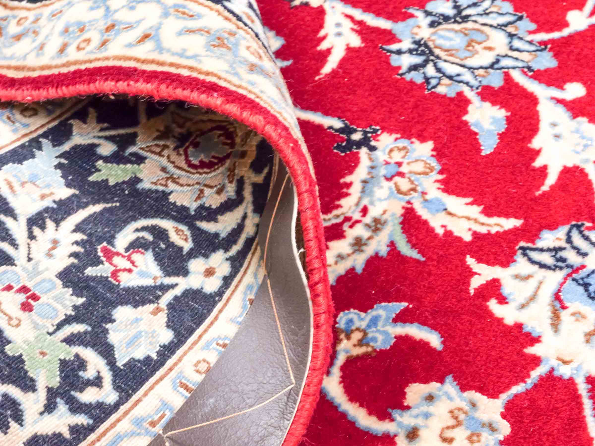 Handgeknüpfter Isfahan Perserteppich von Khademi aus Wolle mit Seide, rot-navy-blau. Feiner, persischer Teppich mit Allover-Motiv. Orientteppich, geknüpft in Iran. Größe: 235 x 145 cm. Teppichnummer: SB3-1092 | Jupiter Intl