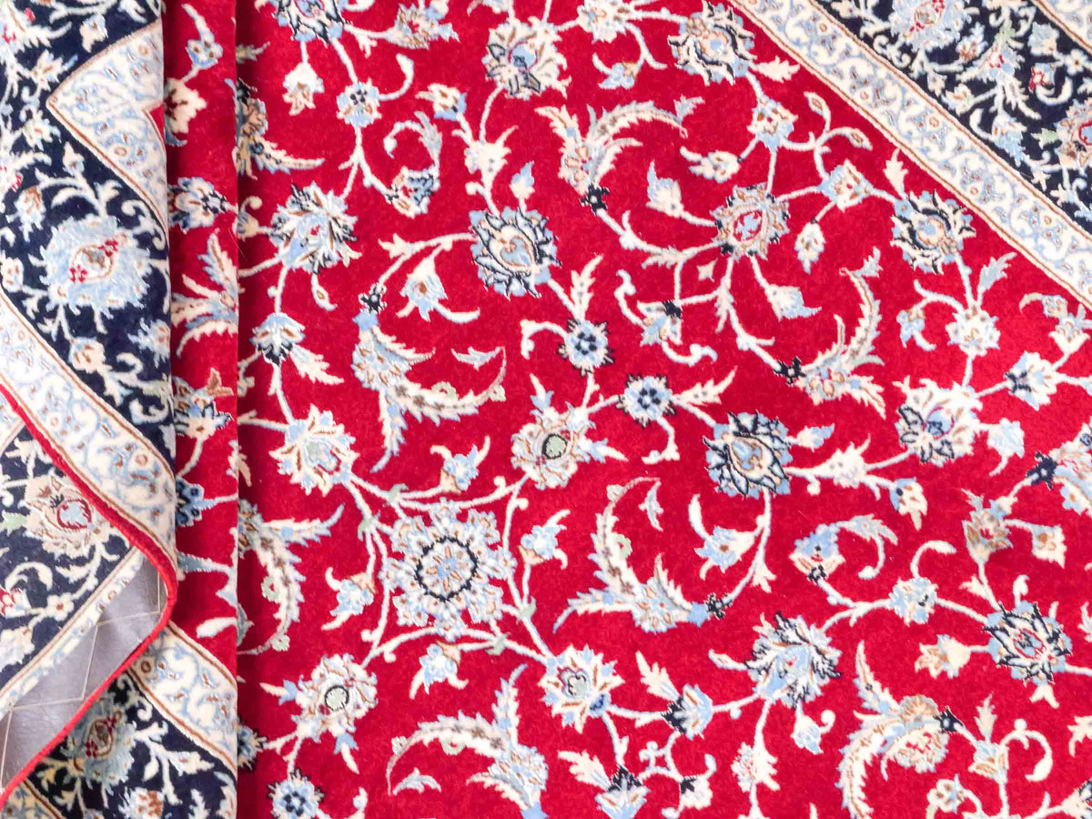 Handgeknüpfter Isfahan Perserteppich von Khademi aus Wolle mit Seide, rot-navy-blau. Feiner, persischer Teppich mit Allover-Motiv. Orientteppich, geknüpft in Iran. Größe: 235 x 145 cm. Teppichnummer: SB3-1092 | Jupiter Intl