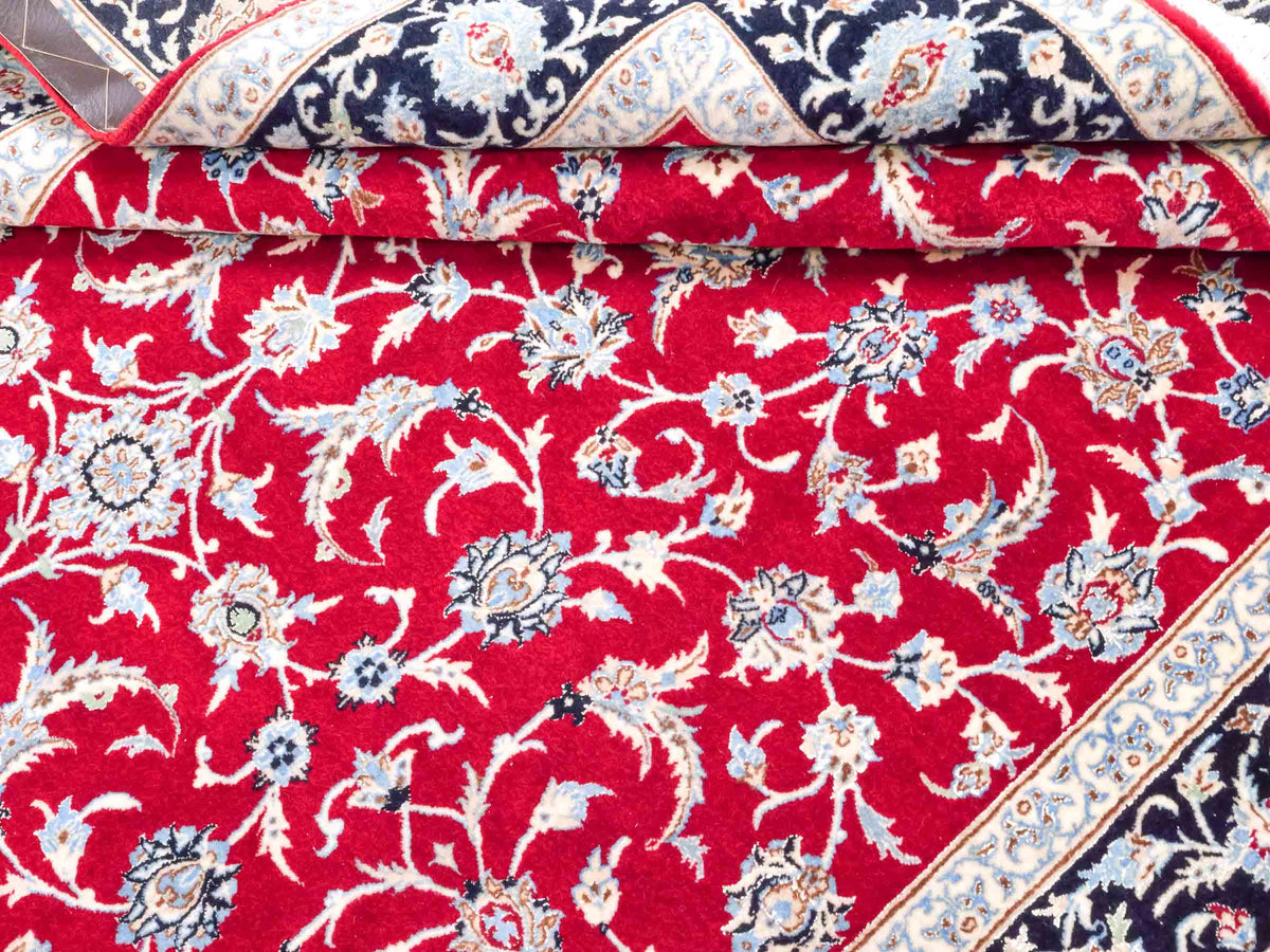 Handgeknüpfter Isfahan Perserteppich von Khademi aus Wolle mit Seide, rot-navy-blau. Feiner, persischer Teppich mit Allover-Motiv. Orientteppich, geknüpft in Iran. Größe: 235 x 145 cm. Teppichnummer: SB3-1092 | Jupiter Intl