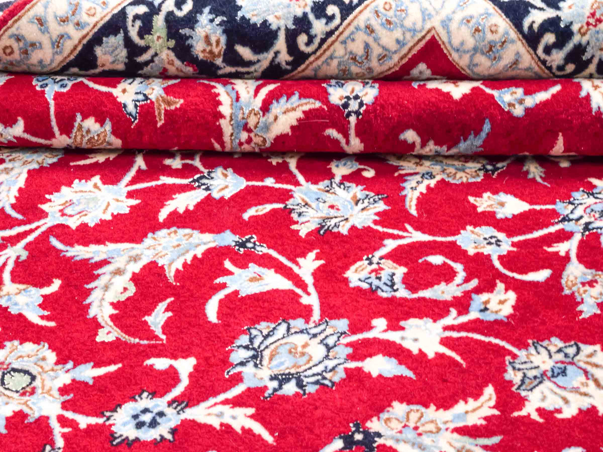 Handgeknüpfter Isfahan Perserteppich von Khademi aus Wolle mit Seide, rot-navy-blau. Feiner, persischer Teppich mit Allover-Motiv. Orientteppich, geknüpft in Iran. Größe: 235 x 145 cm. Teppichnummer: SB3-1092 | Jupiter Intl