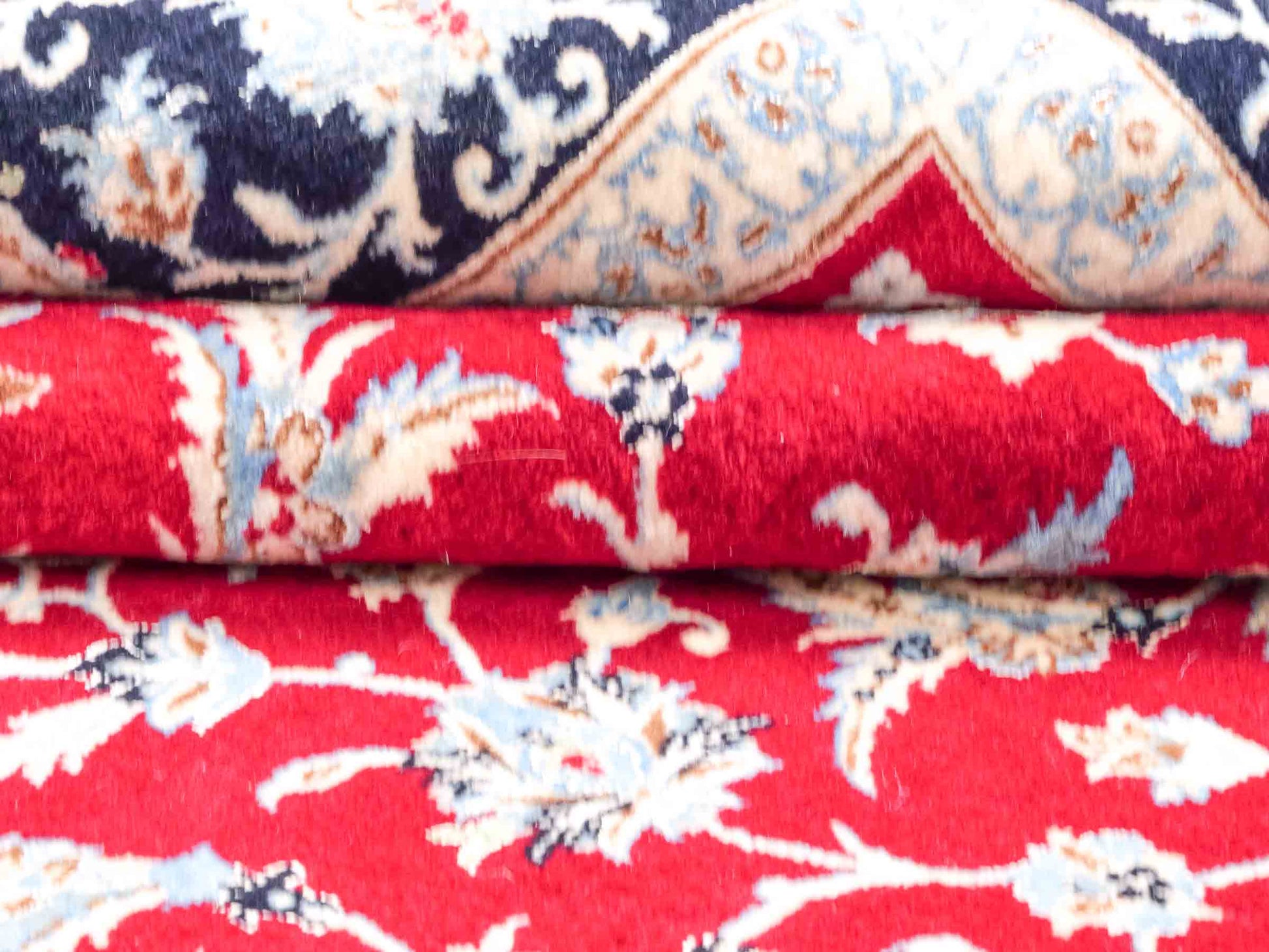 Handgeknüpfter Isfahan Perserteppich von Khademi aus Wolle mit Seide, rot-navy-blau. Feiner, persischer Teppich mit Allover-Motiv. Orientteppich, geknüpft in Iran. Größe: 235 x 145 cm. Teppichnummer: SB3-1092 | Jupiter Intl