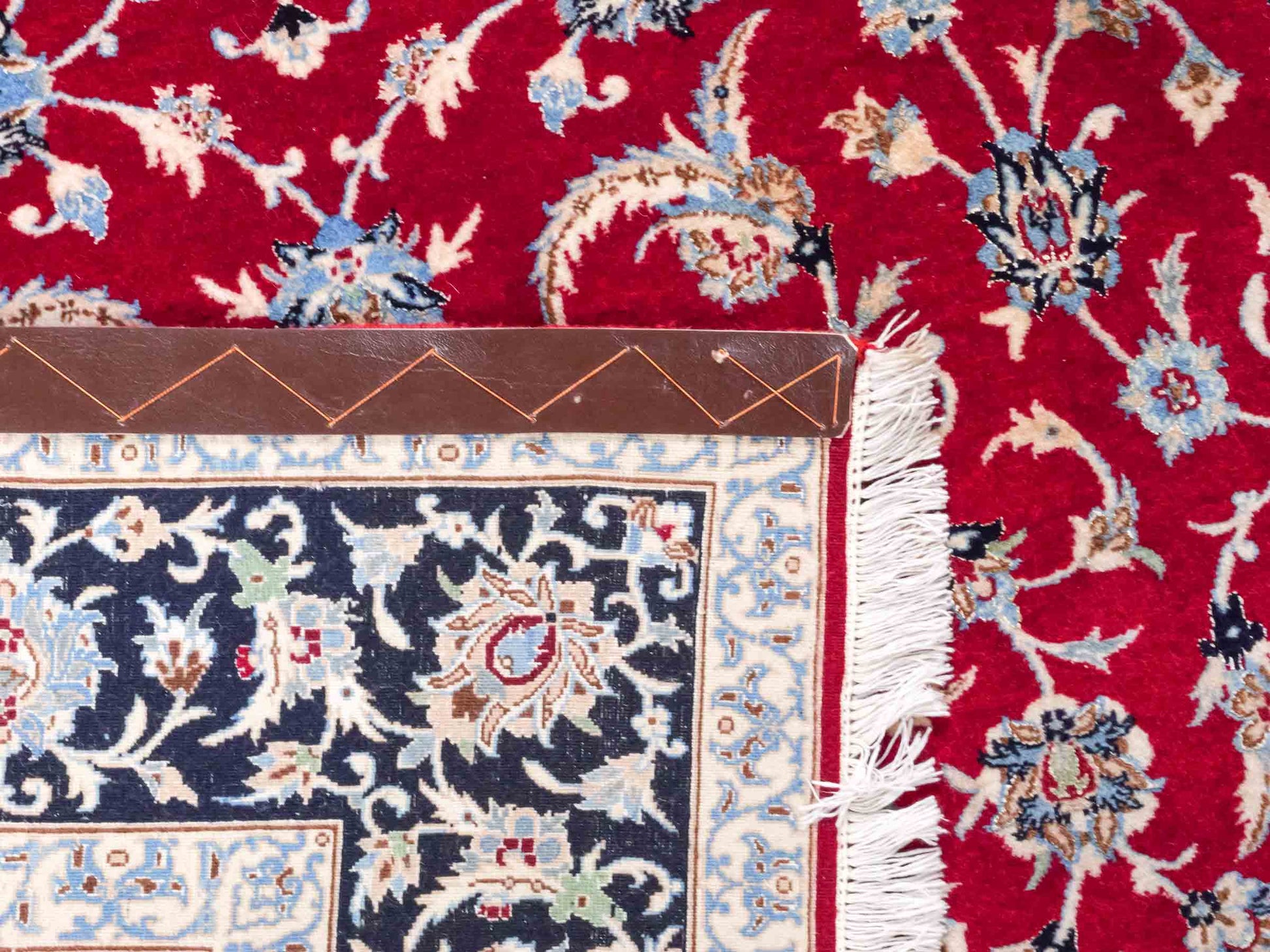 Handgeknüpfter Isfahan Perserteppich von Khademi aus Wolle mit Seide, rot-navy-blau. Feiner, persischer Teppich mit Allover-Motiv. Orientteppich, geknüpft in Iran. Größe: 235 x 145 cm. Teppichnummer: SB3-1092 | Jupiter Intl