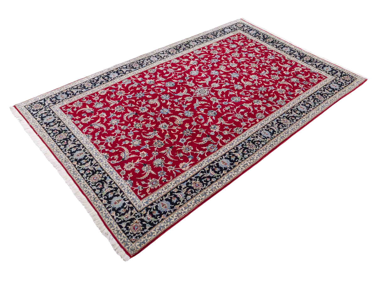 Handgeknüpfter Isfahan Perserteppich von Khademi aus Wolle mit Seide, rot-navy-blau. Feiner, persischer Teppich mit Allover-Motiv. Orientteppich, geknüpft in Iran. Größe: 235 x 145 cm. Teppichnummer: SB3-1092 | Jupiter Intl