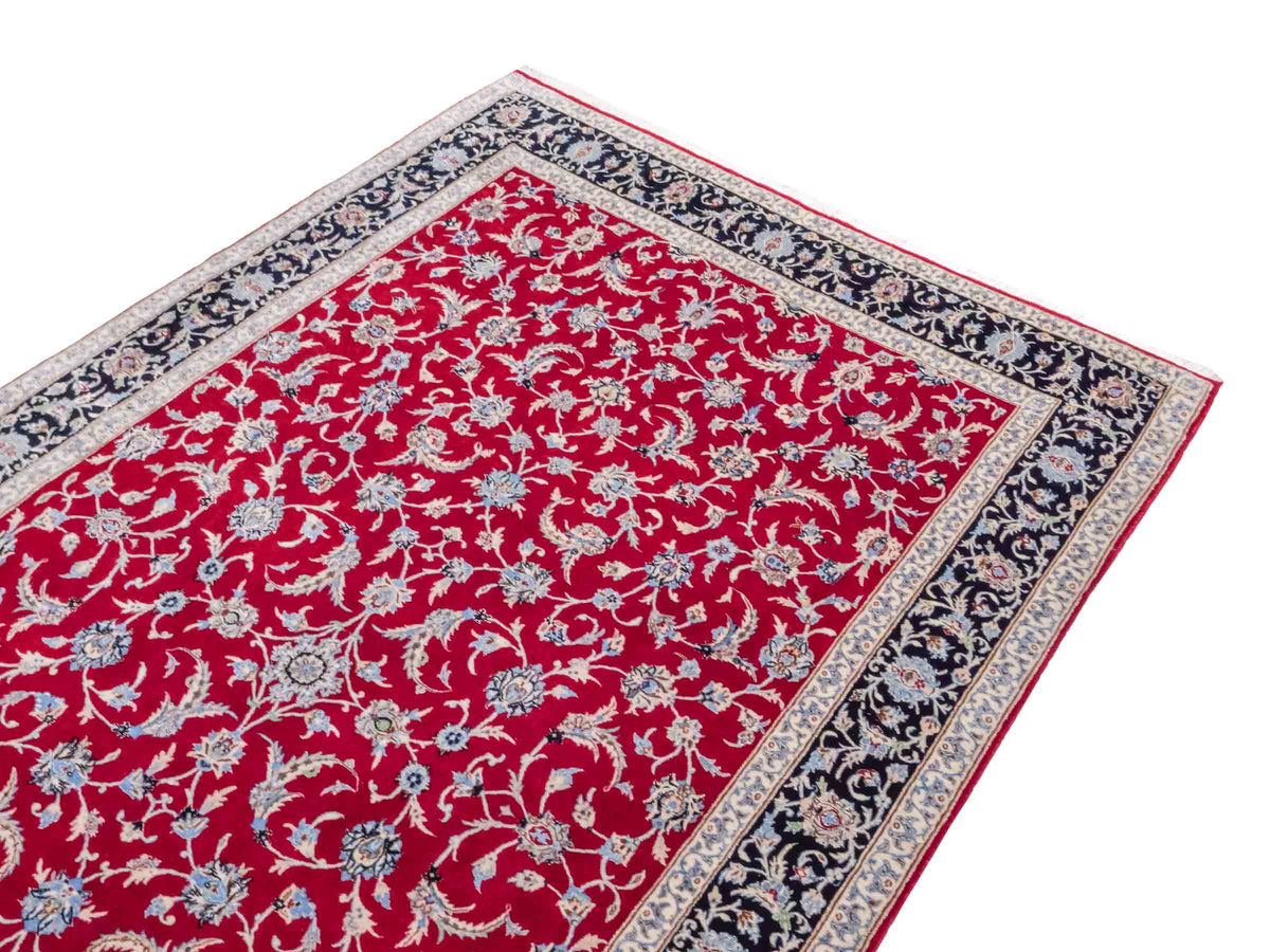 Handgeknüpfter Isfahan Perserteppich von Khademi aus Wolle mit Seide, rot-navy-blau. Feiner, persischer Teppich mit Allover-Motiv. Orientteppich, geknüpft in Iran. Größe: 235 x 145 cm. Teppichnummer: SB3-1092 | Jupiter Intl