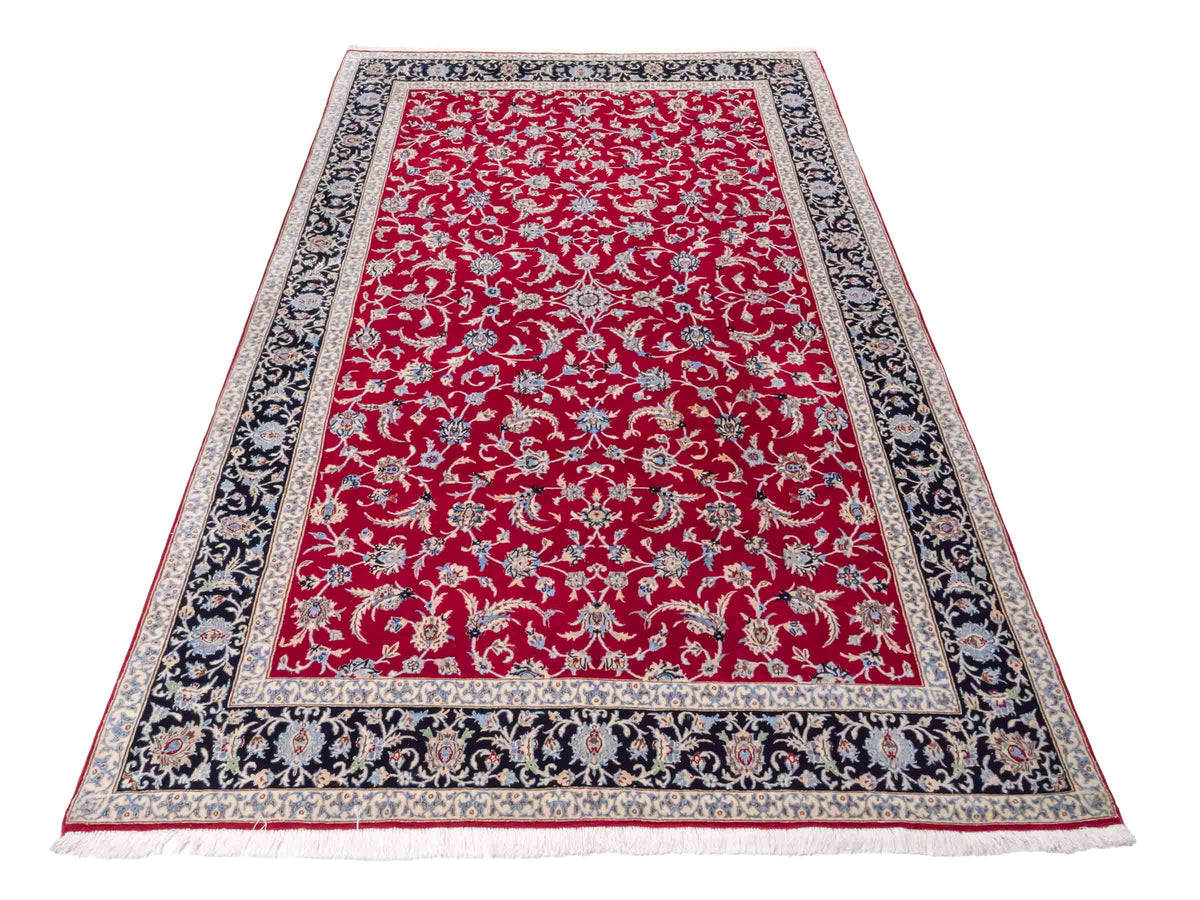 Handgeknüpfter Isfahan Perserteppich von Khademi aus Wolle mit Seide, rot-navy-blau. Feiner, persischer Teppich mit Allover-Motiv. Orientteppich, geknüpft in Iran. Größe: 235 x 145 cm. Teppichnummer: SB3-1092 | Jupiter Intl