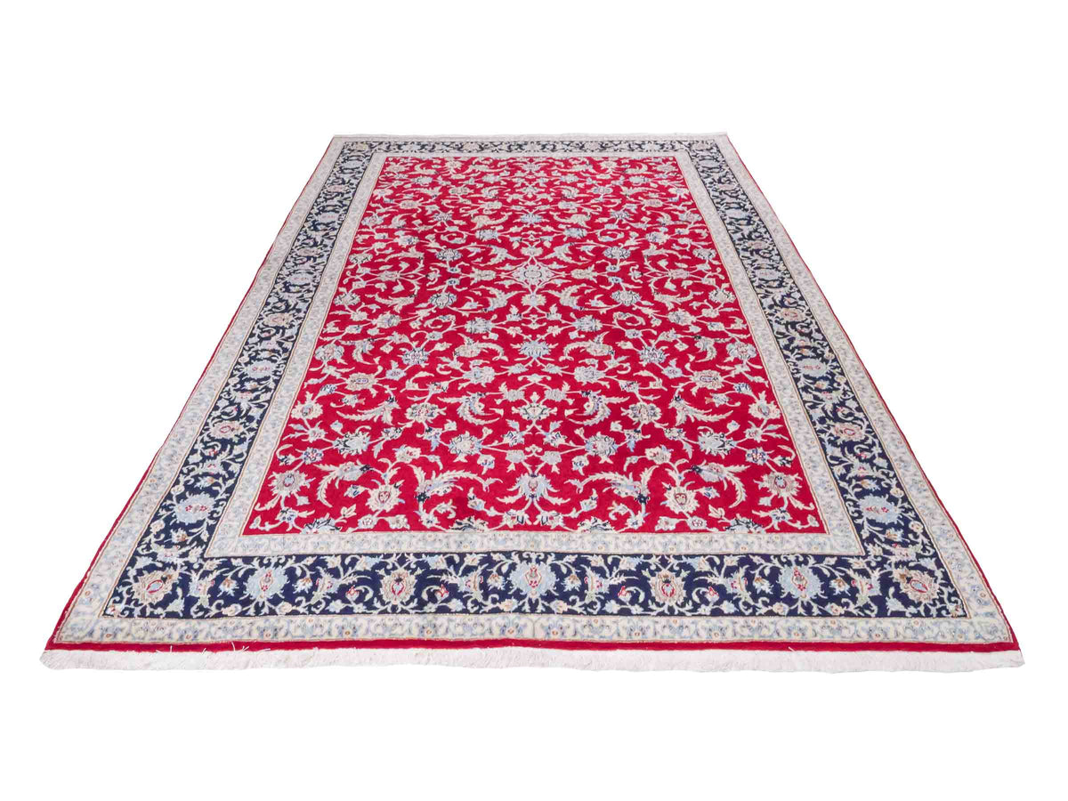 Handgeknüpfter Isfahan Perserteppich von Khademi aus Wolle mit Seide, rot-navy-blau. Feiner, persischer Teppich mit Allover-Motiv. Orientteppich, geknüpft in Iran. Größe: 235 x 145 cm. Teppichnummer: SB3-1092 | Jupiter Intl