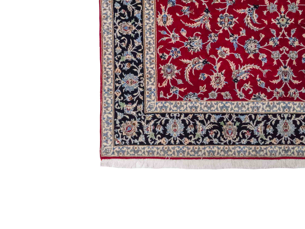 Handgeknüpfter Isfahan Perserteppich von Khademi aus Wolle mit Seide, rot-navy-blau. Feiner, persischer Teppich mit Allover-Motiv. Orientteppich, geknüpft in Iran. Größe: 235 x 145 cm. Teppichnummer: SB3-1092 | Jupiter Intl