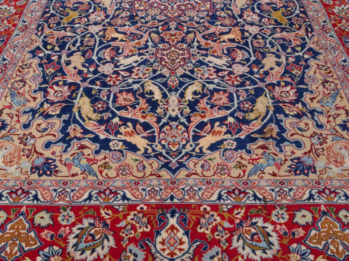 Handgeknüpfter Isfahan Perserteppich von Khademi aus Wolle mit Seide, blau-rot. Feiner, persischer Teppich mit Medaillon. Orientteppich, geknüpft in Iran. Größe: 236 x 152 cm. Teppichnummer: SB3-1082 | Jupiter In