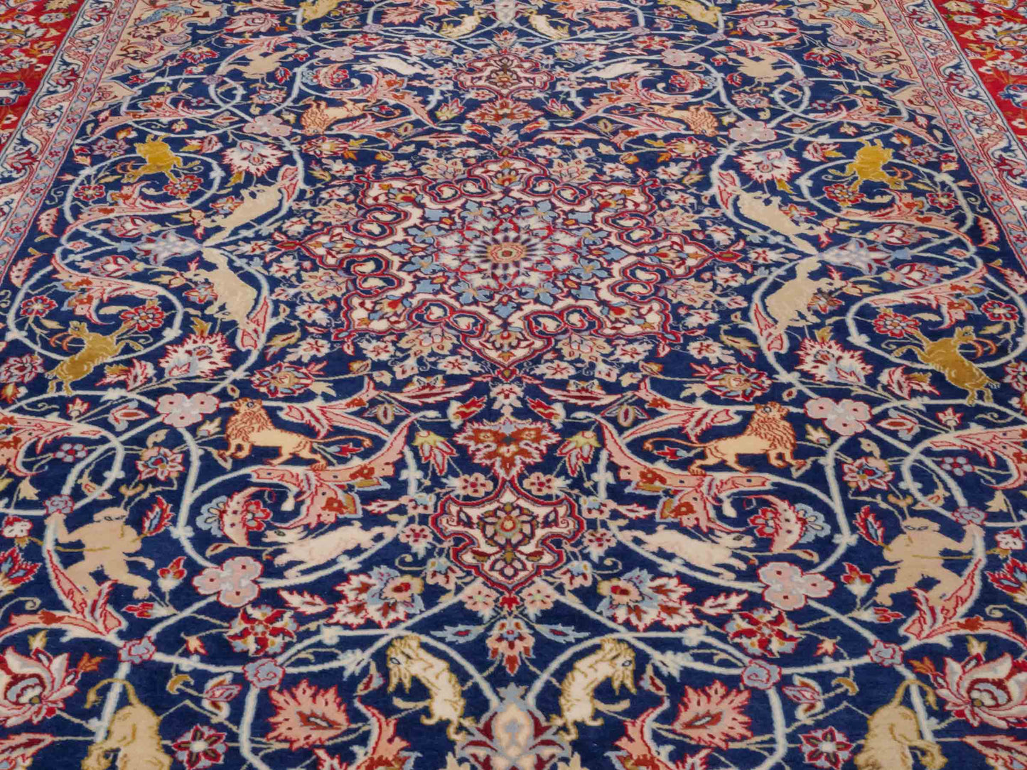Handgeknüpfter Isfahan Perserteppich von Khademi aus Wolle mit Seide, blau-rot. Feiner, persischer Teppich mit Medaillon. Orientteppich, geknüpft in Iran. Größe: 236 x 152 cm. Teppichnummer: SB3-1082 | Jupiter In