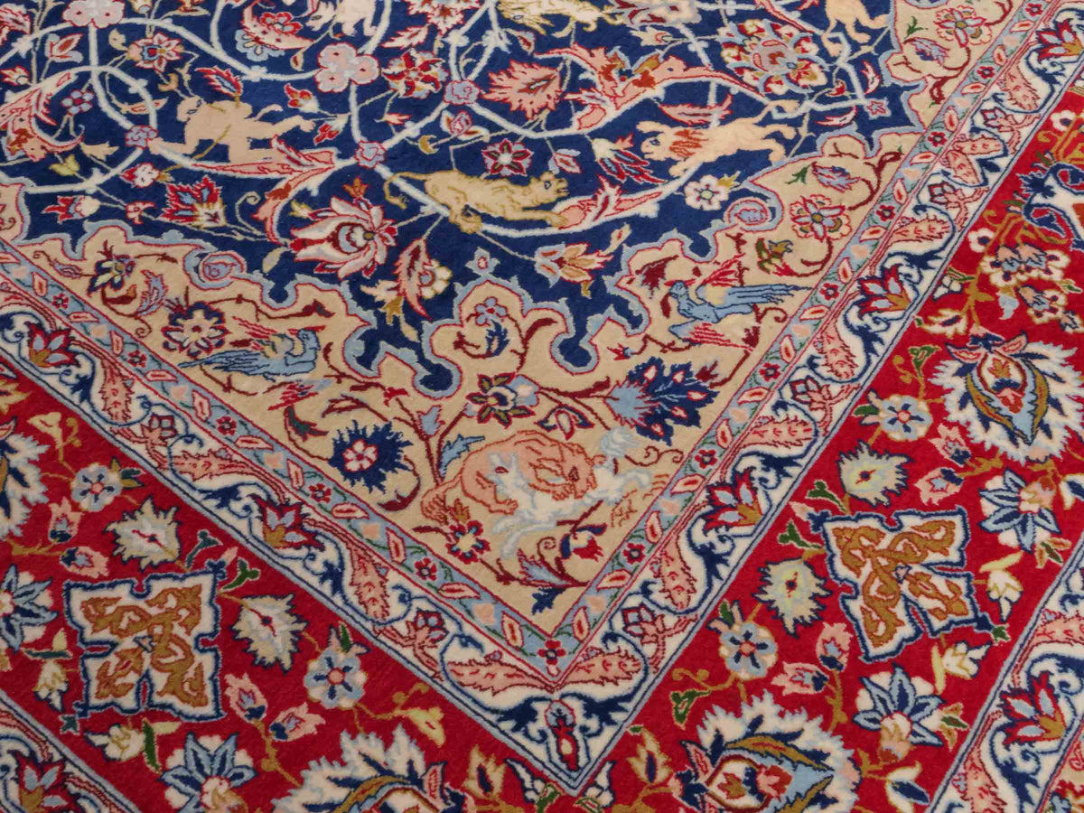 Handgeknüpfter Isfahan Perserteppich von Khademi aus Wolle mit Seide, blau-rot. Feiner, persischer Teppich mit Medaillon. Orientteppich, geknüpft in Iran. Größe: 236 x 152 cm. Teppichnummer: SB3-1082 | Jupiter In