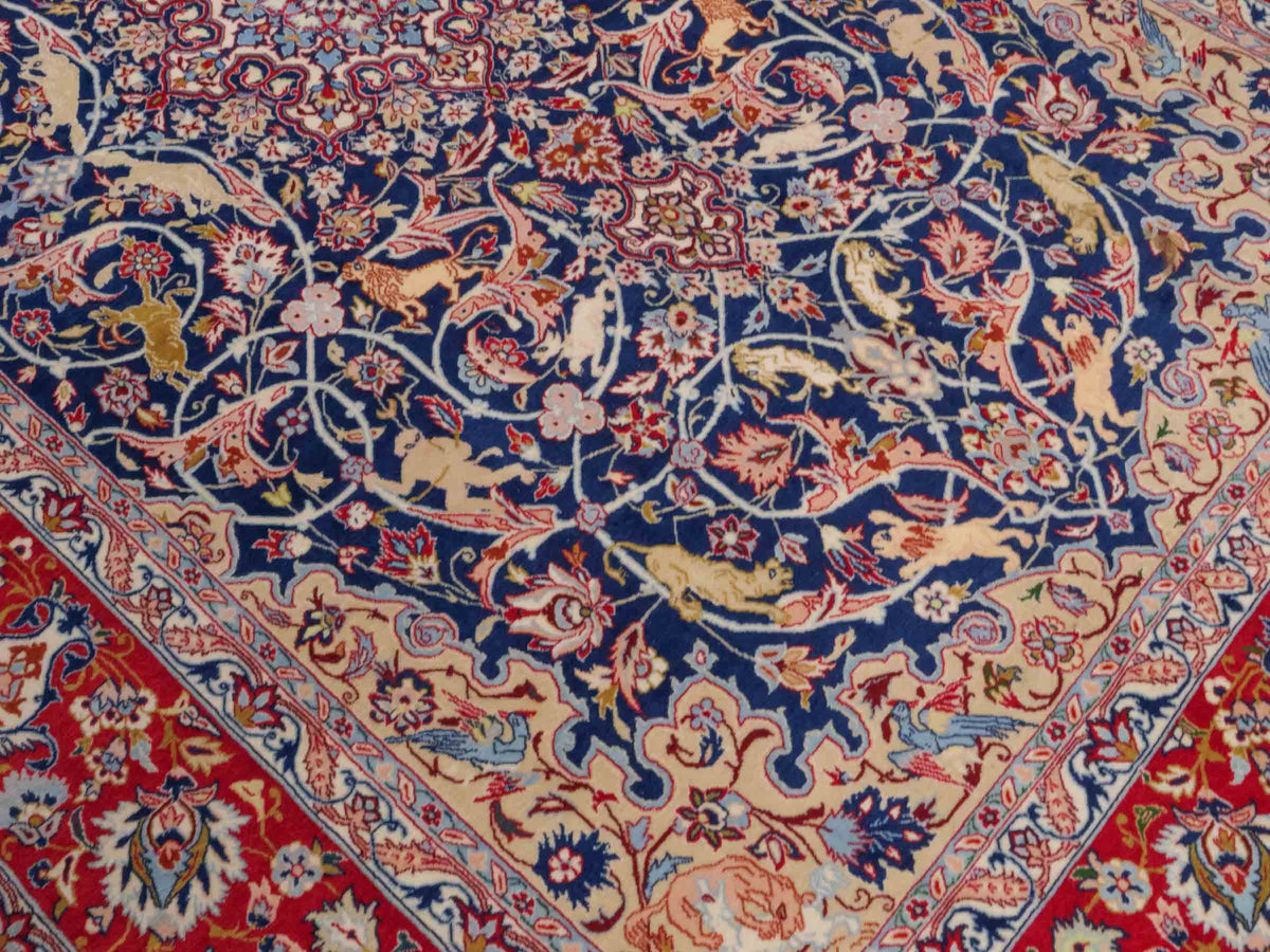 Handgeknüpfter Isfahan Perserteppich von Khademi aus Wolle mit Seide, blau-rot. Feiner, persischer Teppich mit Medaillon. Orientteppich, geknüpft in Iran. Größe: 236 x 152 cm. Teppichnummer: SB3-1082 | Jupiter In
