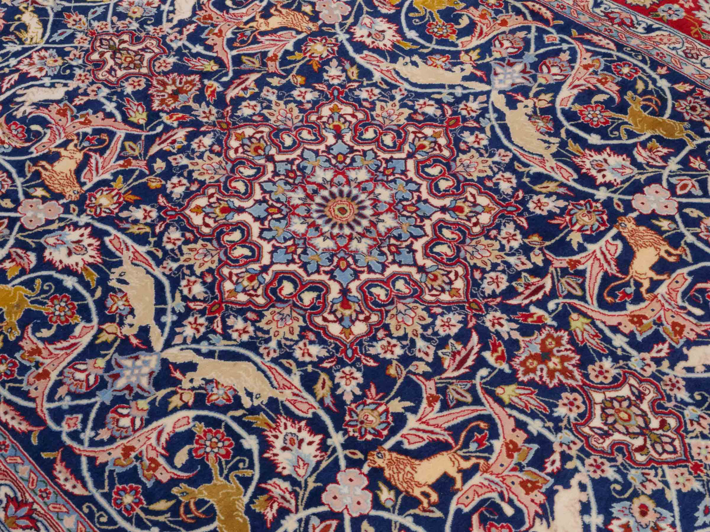 Handgeknüpfter Isfahan Perserteppich von Khademi aus Wolle mit Seide, blau-rot. Feiner, persischer Teppich mit Medaillon. Orientteppich, geknüpft in Iran. Größe: 236 x 152 cm. Teppichnummer: SB3-1082 | Jupiter In