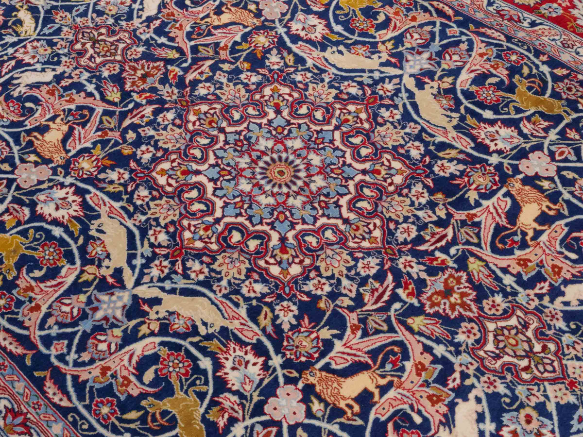 Handgeknüpfter Isfahan Perserteppich von Khademi aus Wolle mit Seide, blau-rot. Feiner, persischer Teppich mit Medaillon. Orientteppich, geknüpft in Iran. Größe: 236 x 152 cm. Teppichnummer: SB3-1082 | Jupiter In