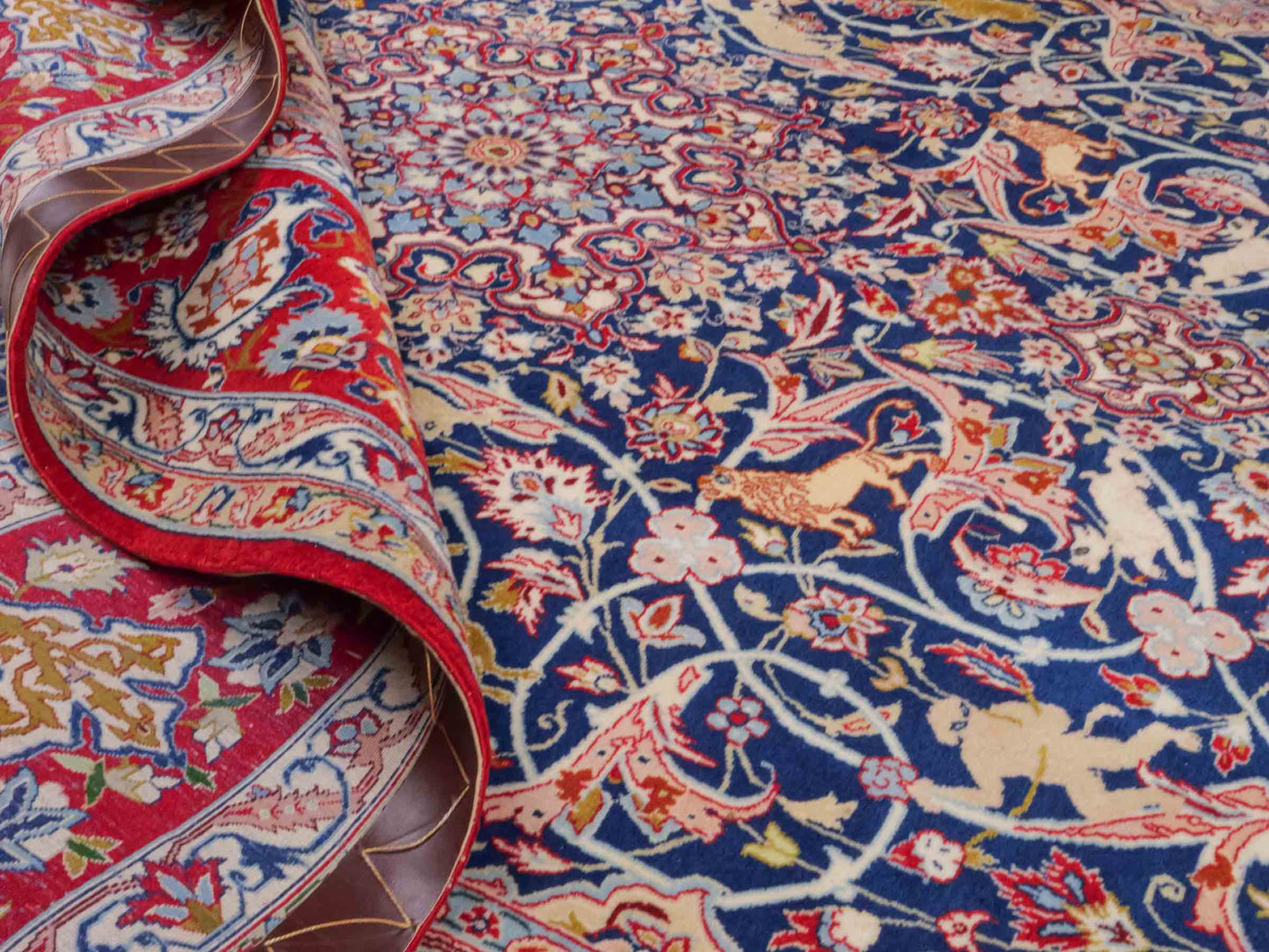 Handgeknüpfter Isfahan Perserteppich von Khademi aus Wolle mit Seide, blau-rot. Feiner, persischer Teppich mit Medaillon. Orientteppich, geknüpft in Iran. Größe: 236 x 152 cm. Teppichnummer: SB3-1082 | Jupiter In