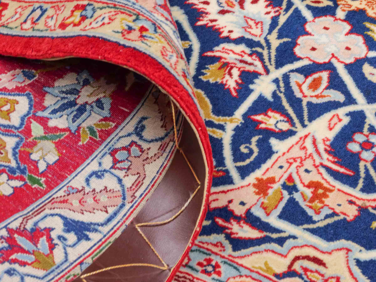 Handgeknüpfter Isfahan Perserteppich von Khademi aus Wolle mit Seide, blau-rot. Feiner, persischer Teppich mit Medaillon. Orientteppich, geknüpft in Iran. Größe: 236 x 152 cm. Teppichnummer: SB3-1082 | Jupiter In
