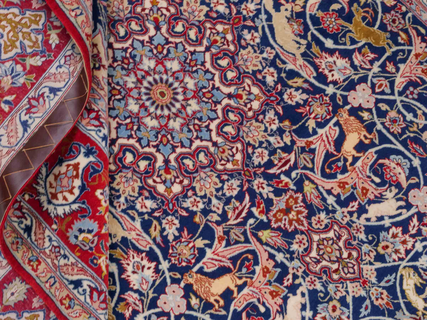 Handgeknüpfter Isfahan Perserteppich von Khademi aus Wolle mit Seide, blau-rot. Feiner, persischer Teppich mit Medaillon. Orientteppich, geknüpft in Iran. Größe: 236 x 152 cm. Teppichnummer: SB3-1082 | Jupiter In