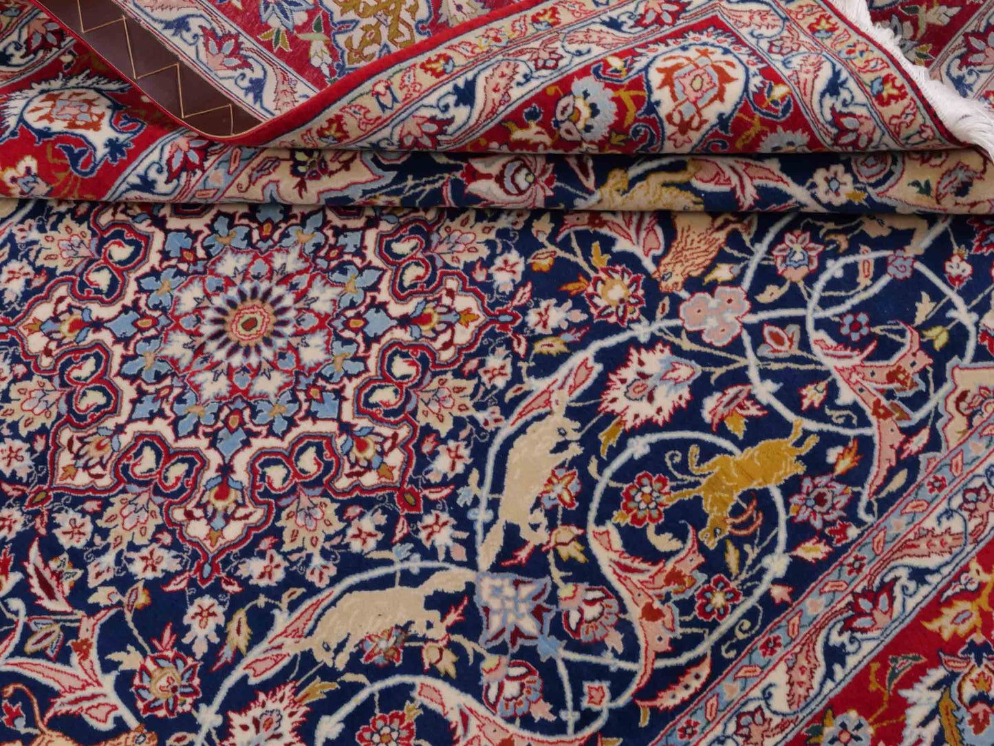 Handgeknüpfter Isfahan Perserteppich von Khademi aus Wolle mit Seide, blau-rot. Feiner, persischer Teppich mit Medaillon. Orientteppich, geknüpft in Iran. Größe: 236 x 152 cm. Teppichnummer: SB3-1082 | Jupiter In
